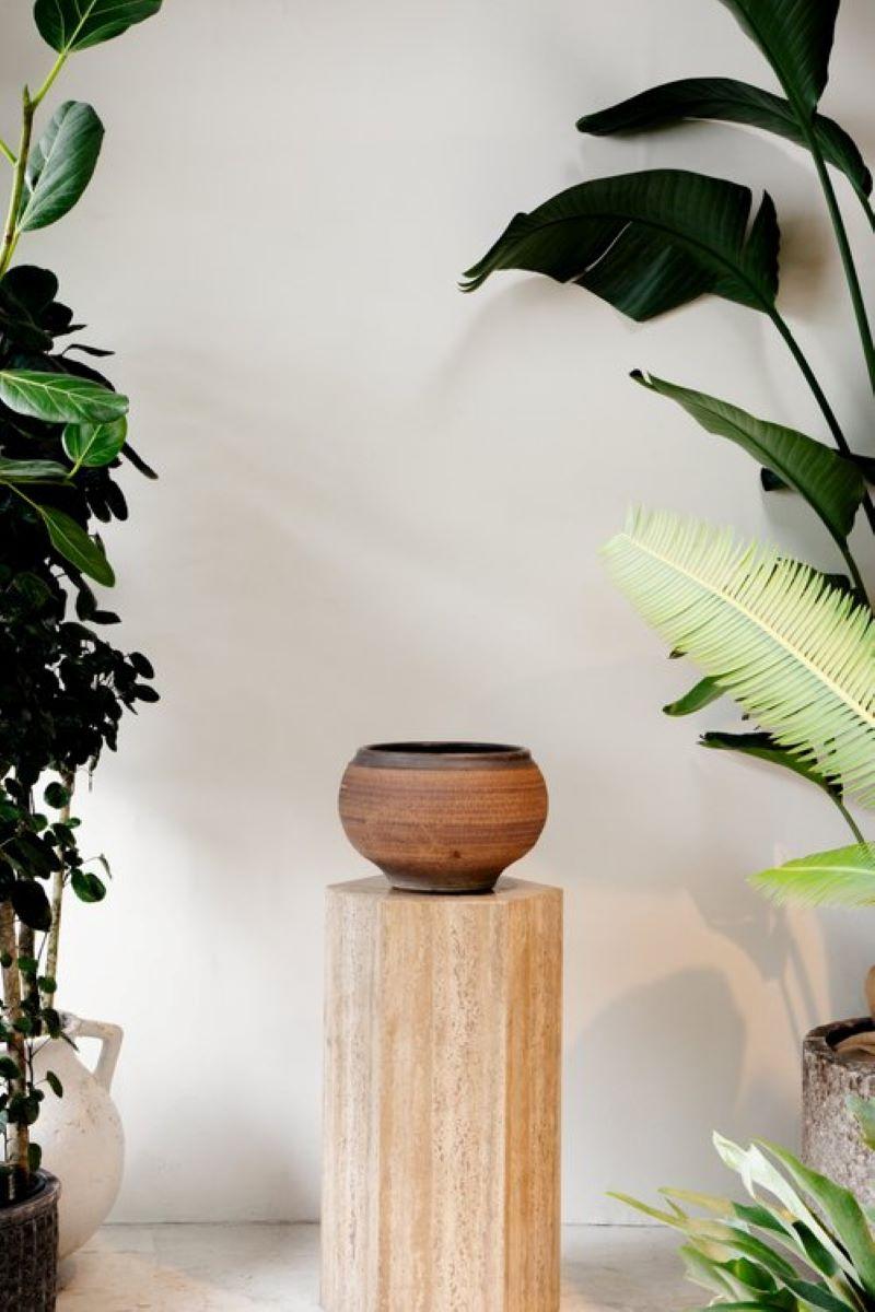Fabriqué à la main par le talentueux artisan Bob Kinzie, le pot en grès côtelé du milieu du siècle présente une riche teinte brune avec un bord brun foncé. 

La maîtrise du métier par Bob Kinzie est évidente dans le design mid-century de cette