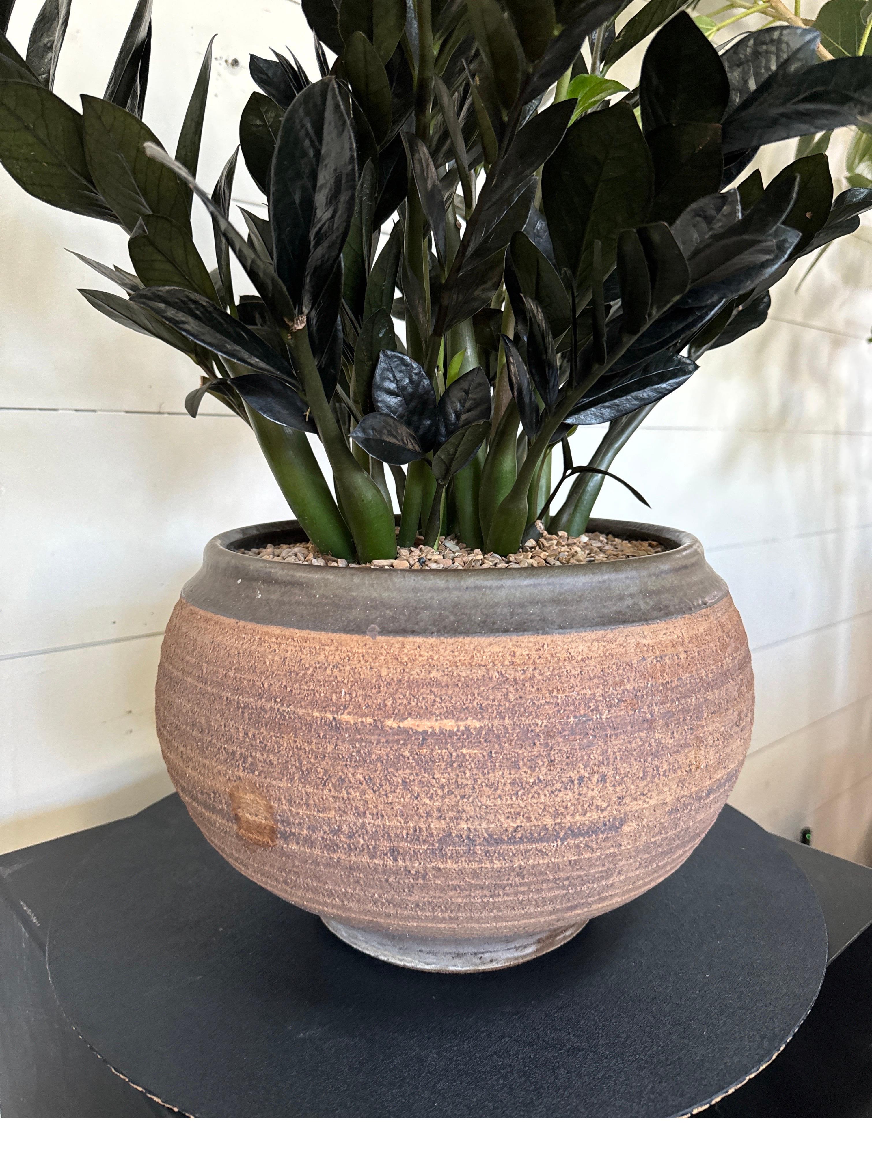 Américain Bob Kinzie Mid Century Ribbed Rich Brown Pot en grès en vente