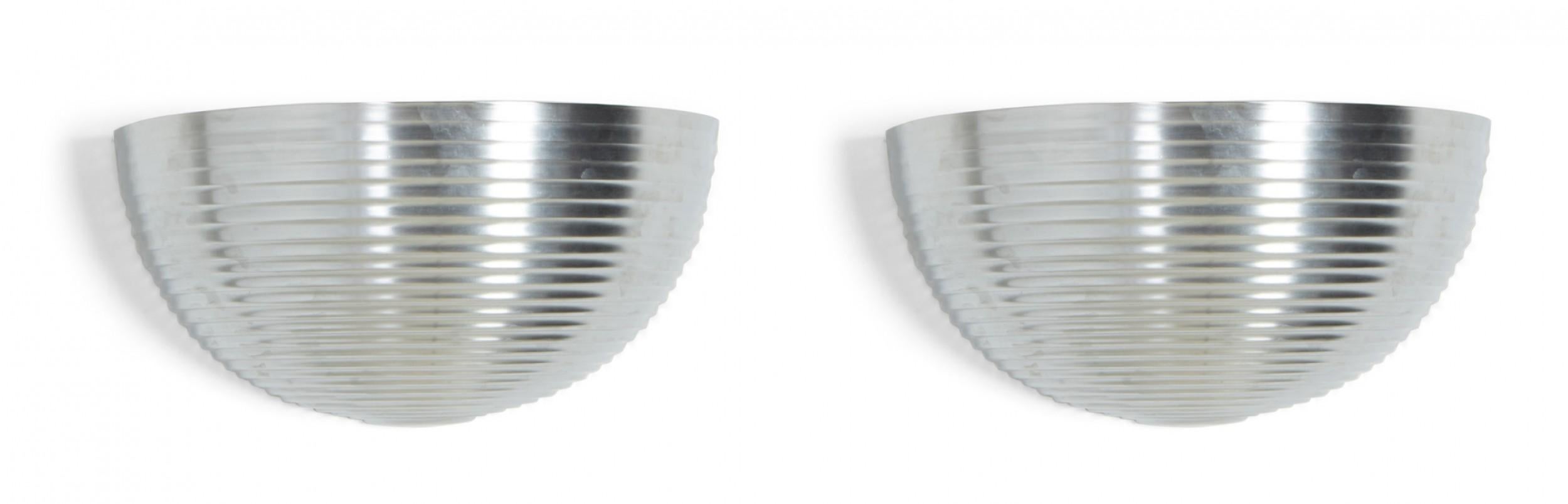 Fatto a mano Applique a semicerchio in metallo argentato a coste di metà secolo in vendita