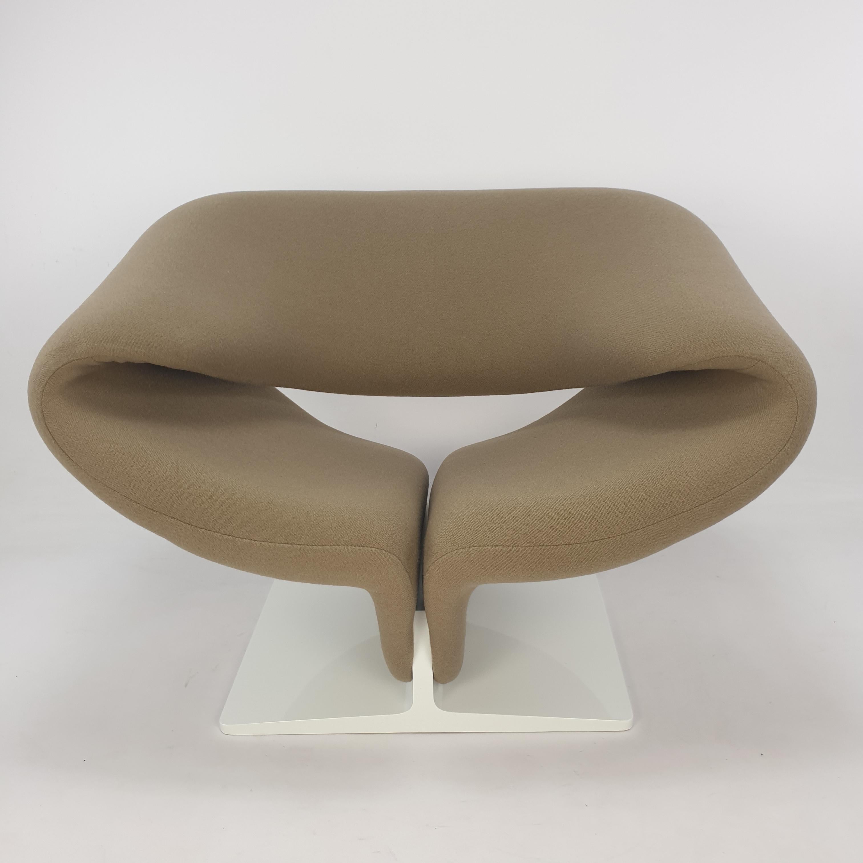 Stunning ribbon chair, designed by the French designer Pierre Paulin in the 60's. 
It is produced by Artifort. 
The chair is amazingly comfortable. 

It is completely restored with new fabric and new foam and the foot is painted by a