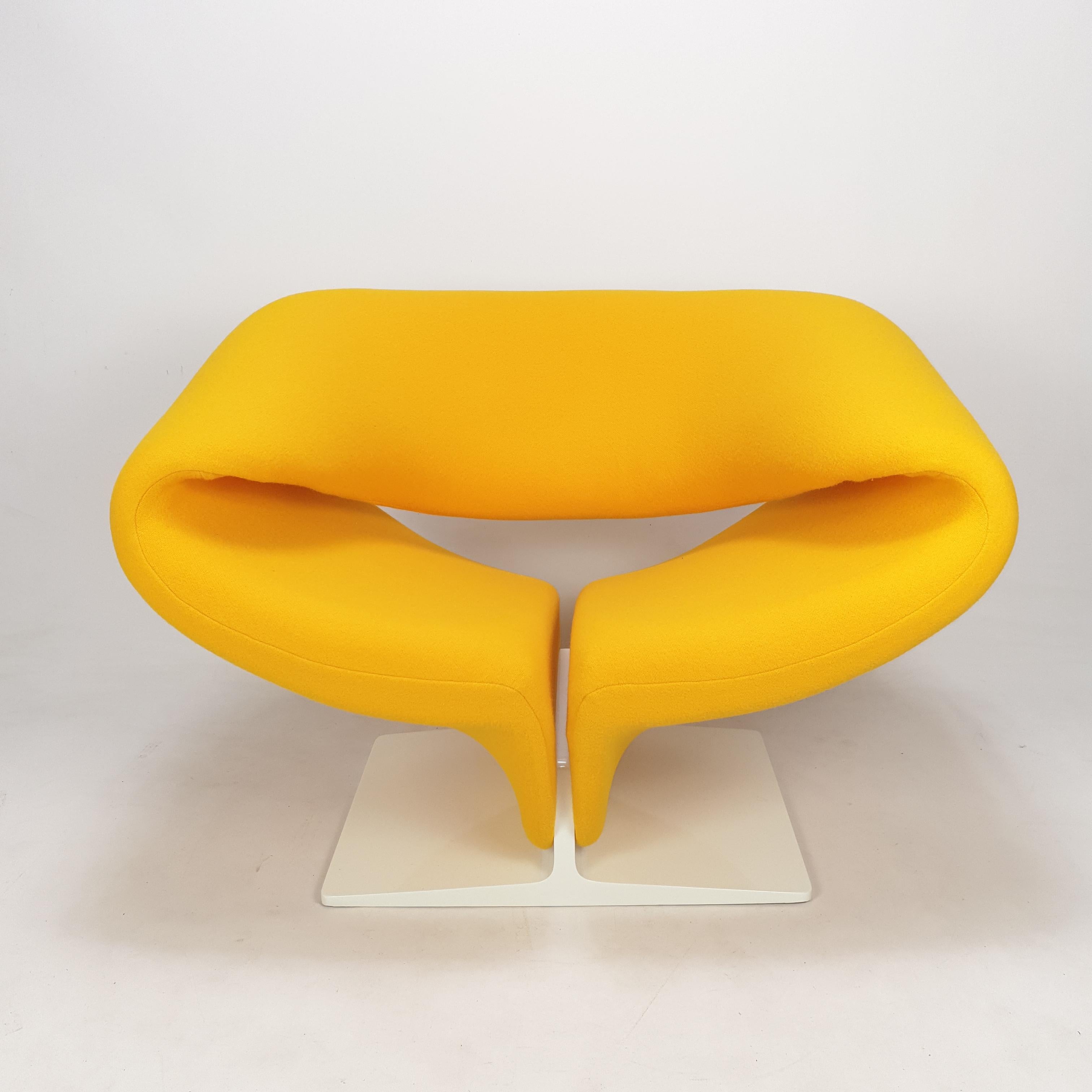 Superbe chaise ruban, conçue par le célèbre designer français Pierre Paulin dans les années 60. 
Cette chaise étonnamment confortable est produite par Artifort. 

Cadre en métal avec ressorts horizontaux, recouvert de mousse et de tissu