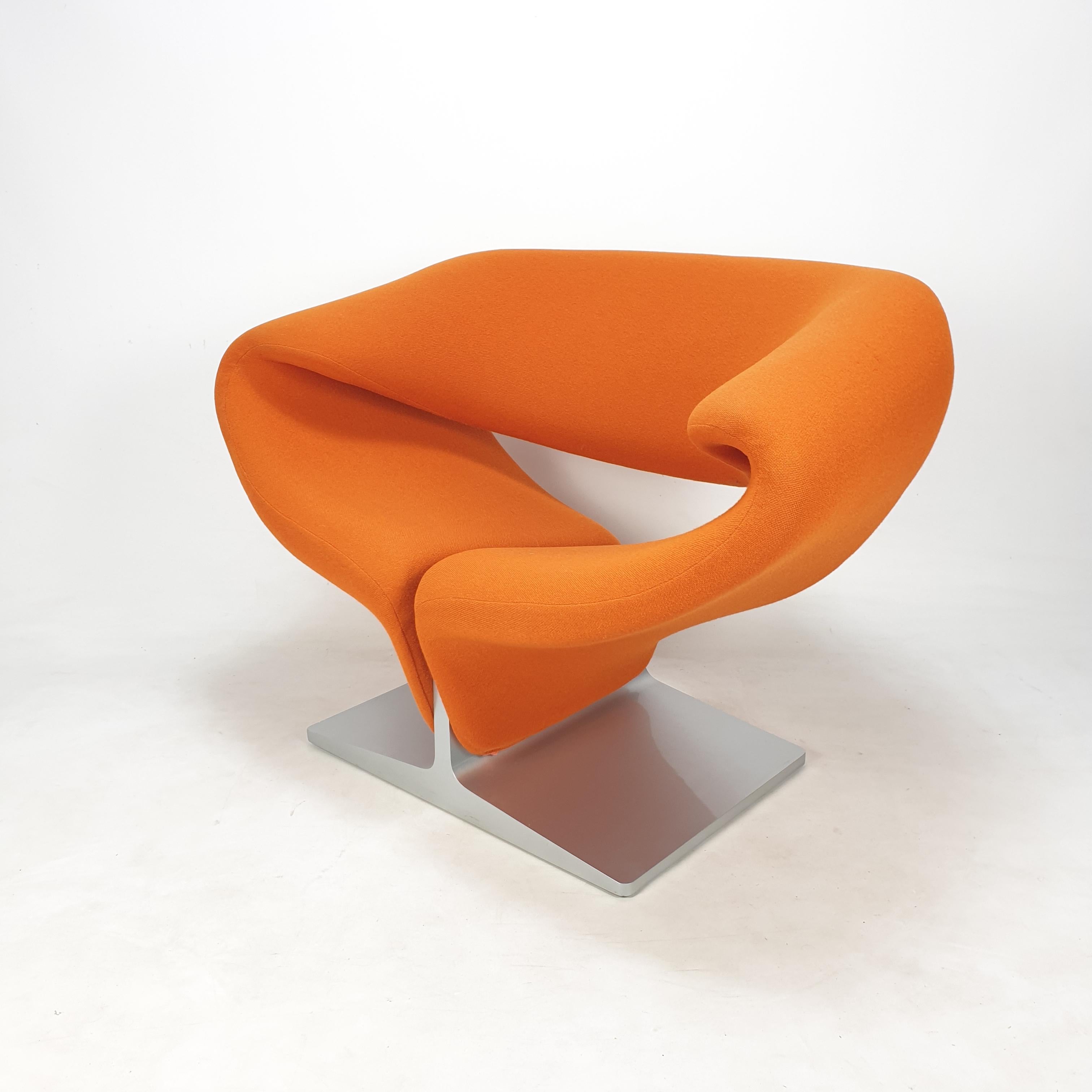Stunning Ribbon chair, designed by the French designer Pierre Paulin in the 60's. 
It is produced by Artifort, The Netherlands. 
The chair is amazingly comfortable. 

It has the original orange fabric and metal lacquered wooden foot. 
The high