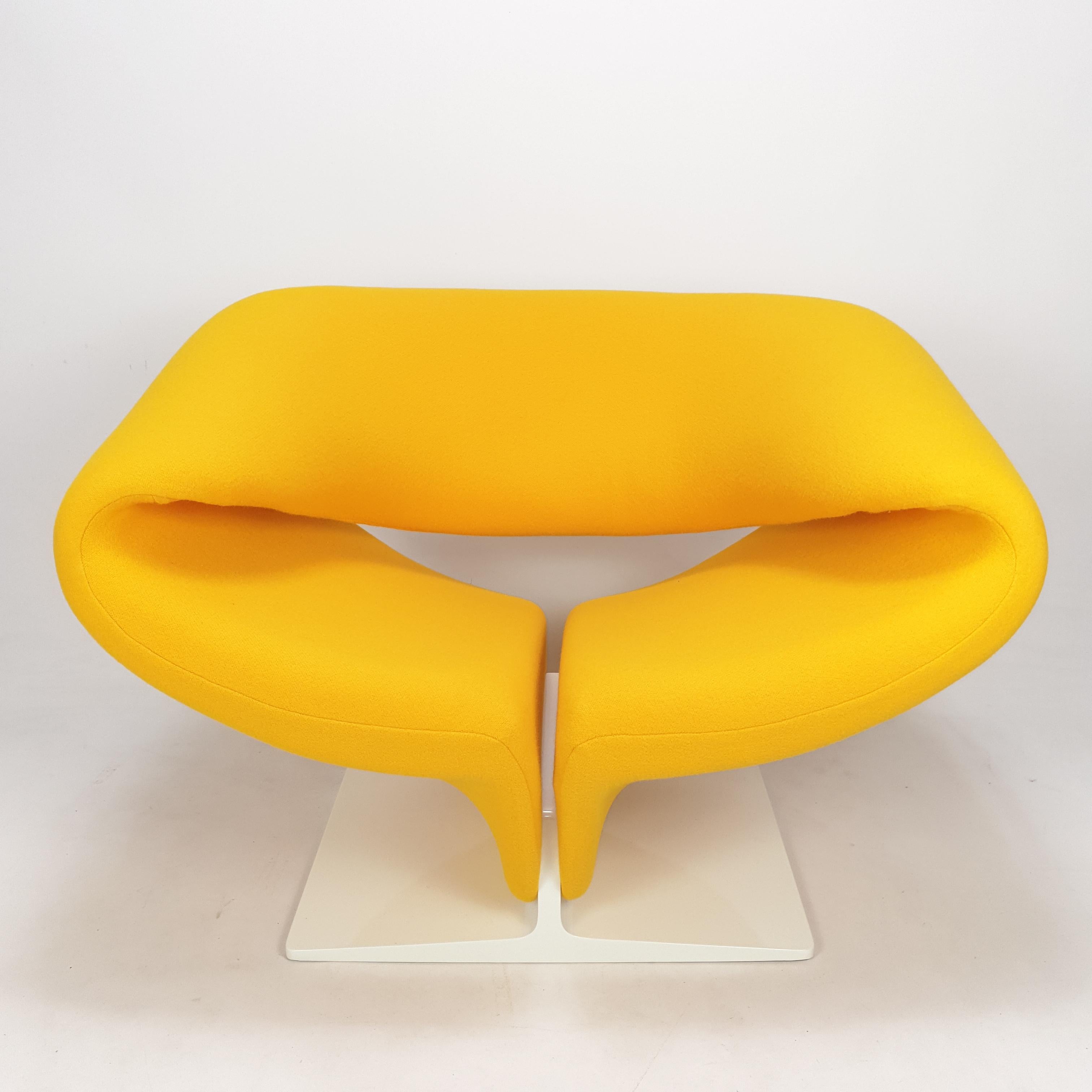 Mid-Century Modern Mid Century Ribbon Chair by Pierre Paulin for Artifort, 1960's For Sale