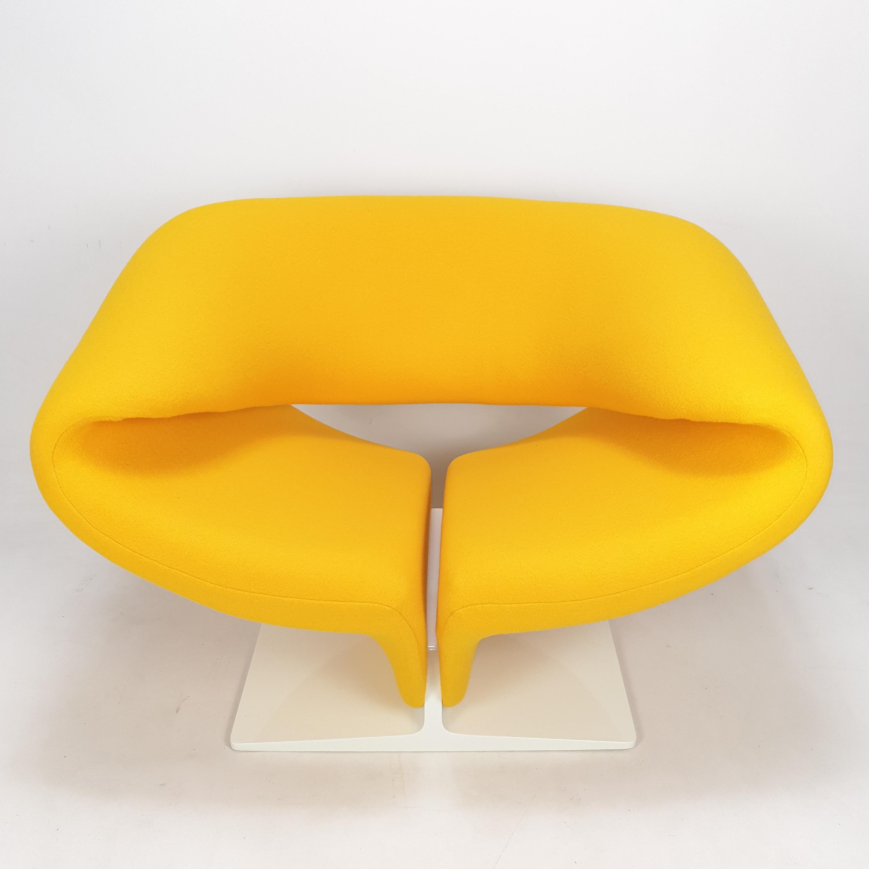 Lacquered Mid Century Ribbon Chair by Pierre Paulin for Artifort, 1960's For Sale