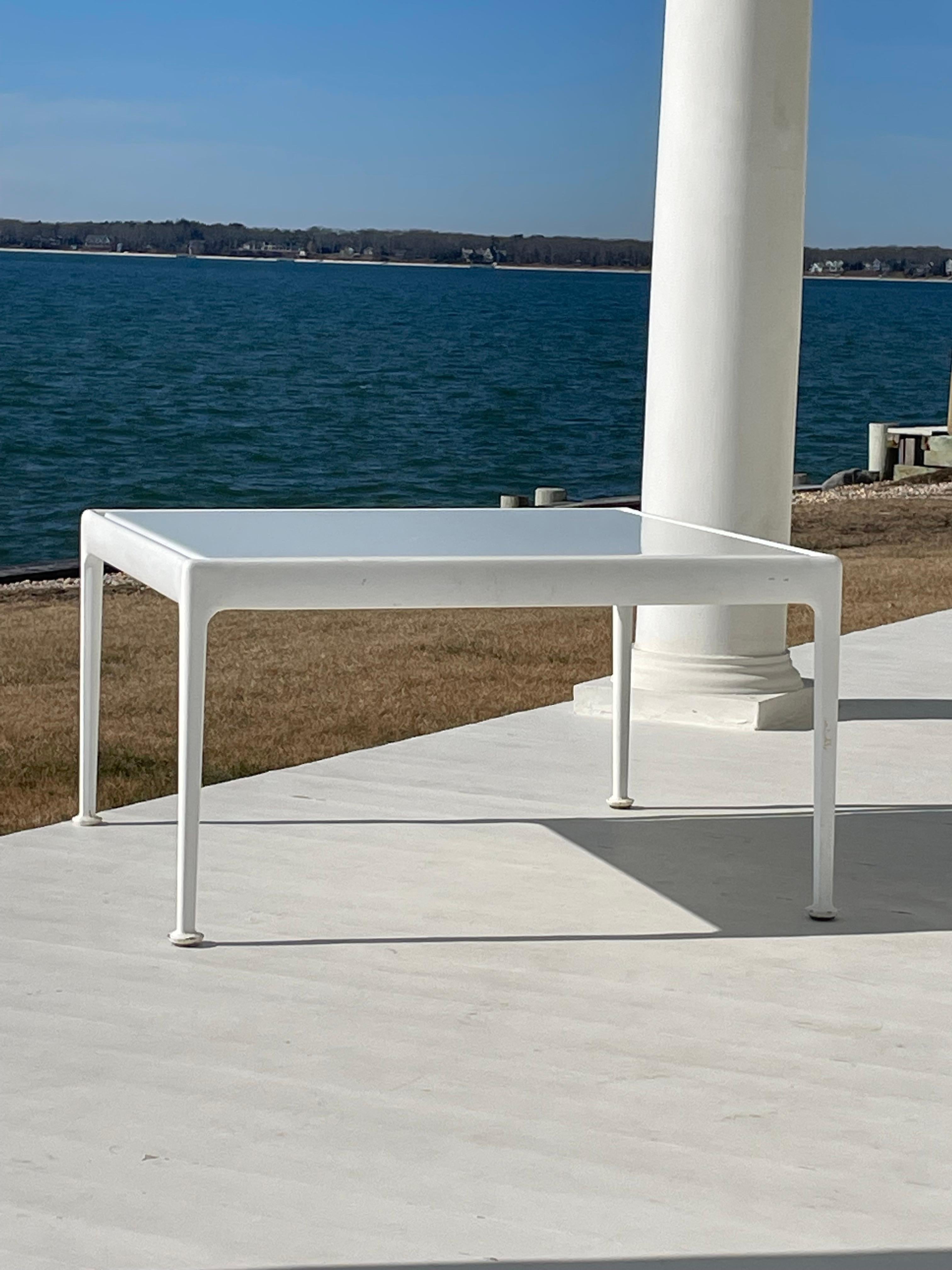 Schönes und minimalistisches Design von Richard Schultz für Knoll aus dem Jahr 1966. Dies ist Teil einer Outdoor-Kollektion, die seit 50 Jahren immer noch hergestellt und verwendet wird. Die Tischplatte besteht aus porzellanemailliertem Stahl, das