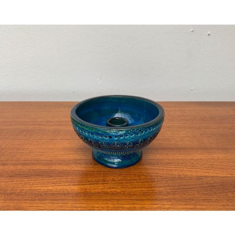 Portavelas de cerámica Rimini Blu de mediados de siglo, de Aldo Londi para Bitossi, Italia, años 60, en muy buen estado. Diseñada de 1960 a 1969 Esta pieza tiene una marca de atribución, estoy seguro de que es completamente auténtica y asumo toda la