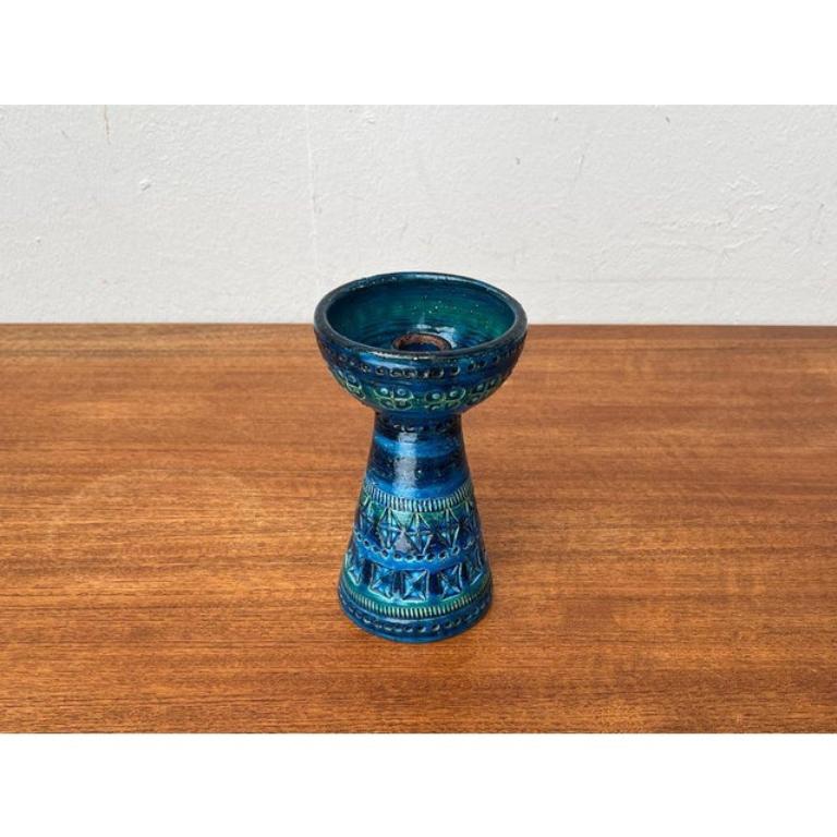 Portacandele di metà secolo in ceramica Rimini Blu di Aldo Londi per Bitossi, Italia, anni '60, in ottime condizioni. Progettato tra il 1960 e il 1969 Questo pezzo ha un marchio di attribuzione.

Informazioni aggiuntive:
Materiali: Ceramica
Stile: