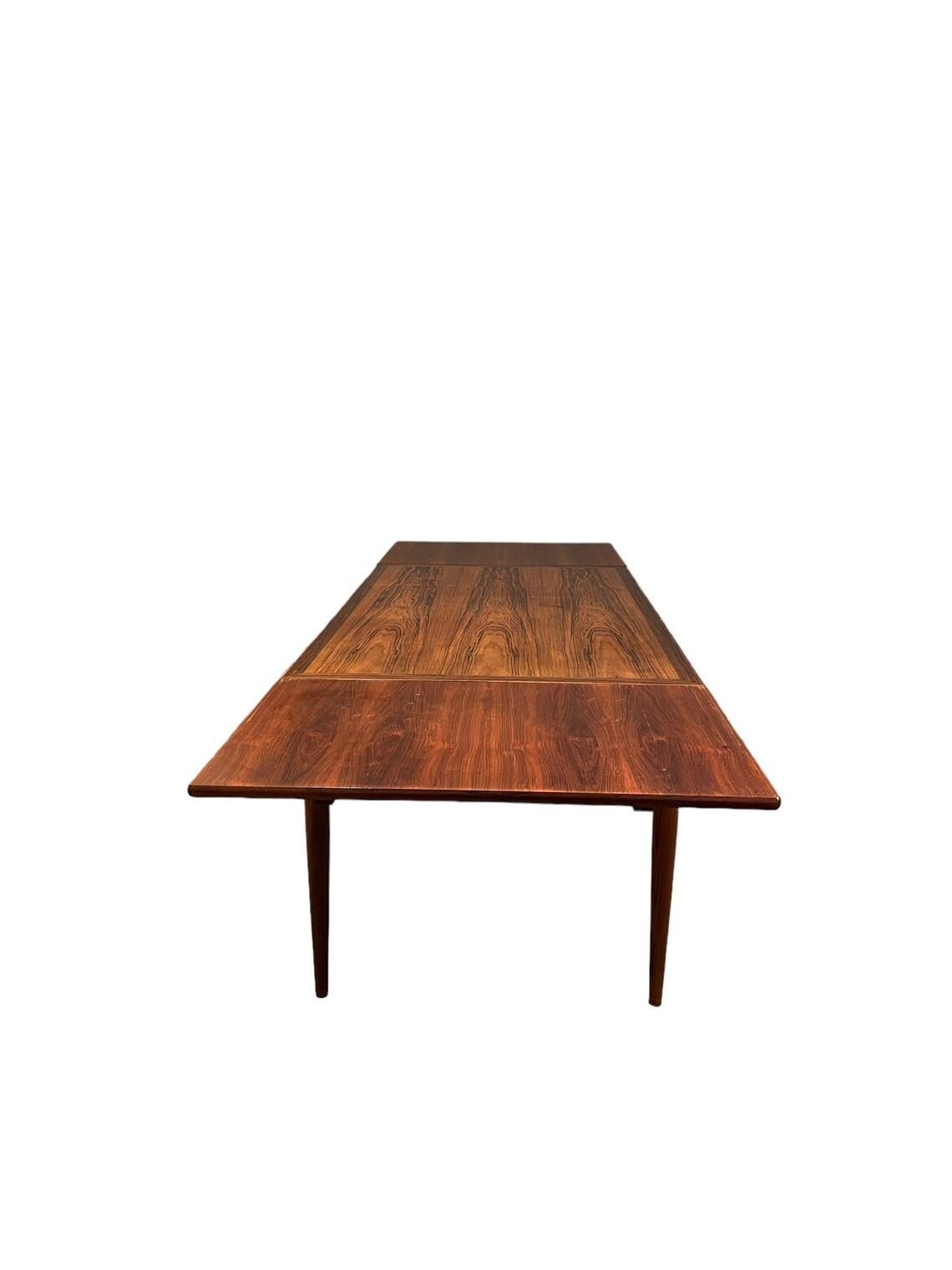 Mid-Century Risewood Dinning Table w/ 2 inner Leaf In Good Condition In Hudson, NY
