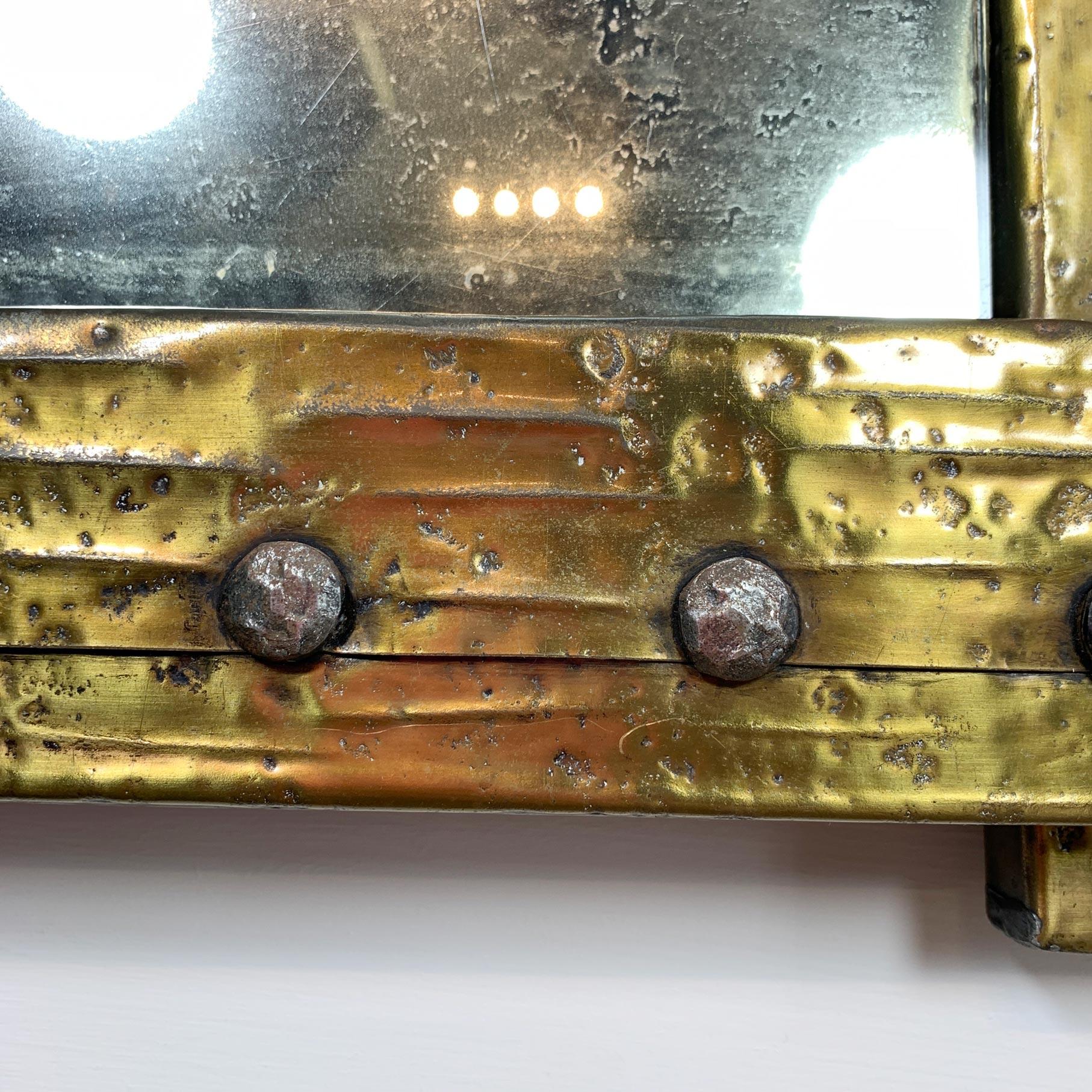 Fait main Miroir brutaliste du milieu du siècle en laiton doré riveté en vente