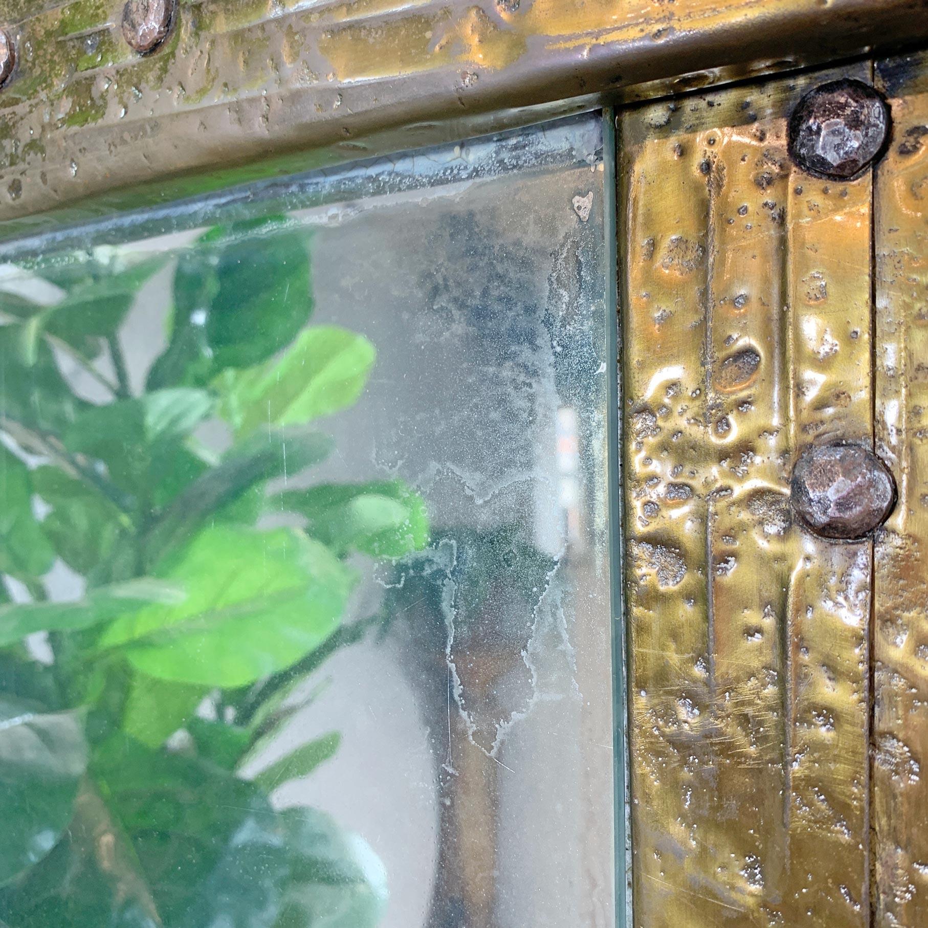 Miroir brutaliste du milieu du siècle en laiton doré riveté Bon état - En vente à Hastings, GB