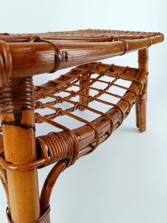 Tavolino Riviera del Mid Century con portariviste, realizzato in bambù e rattan