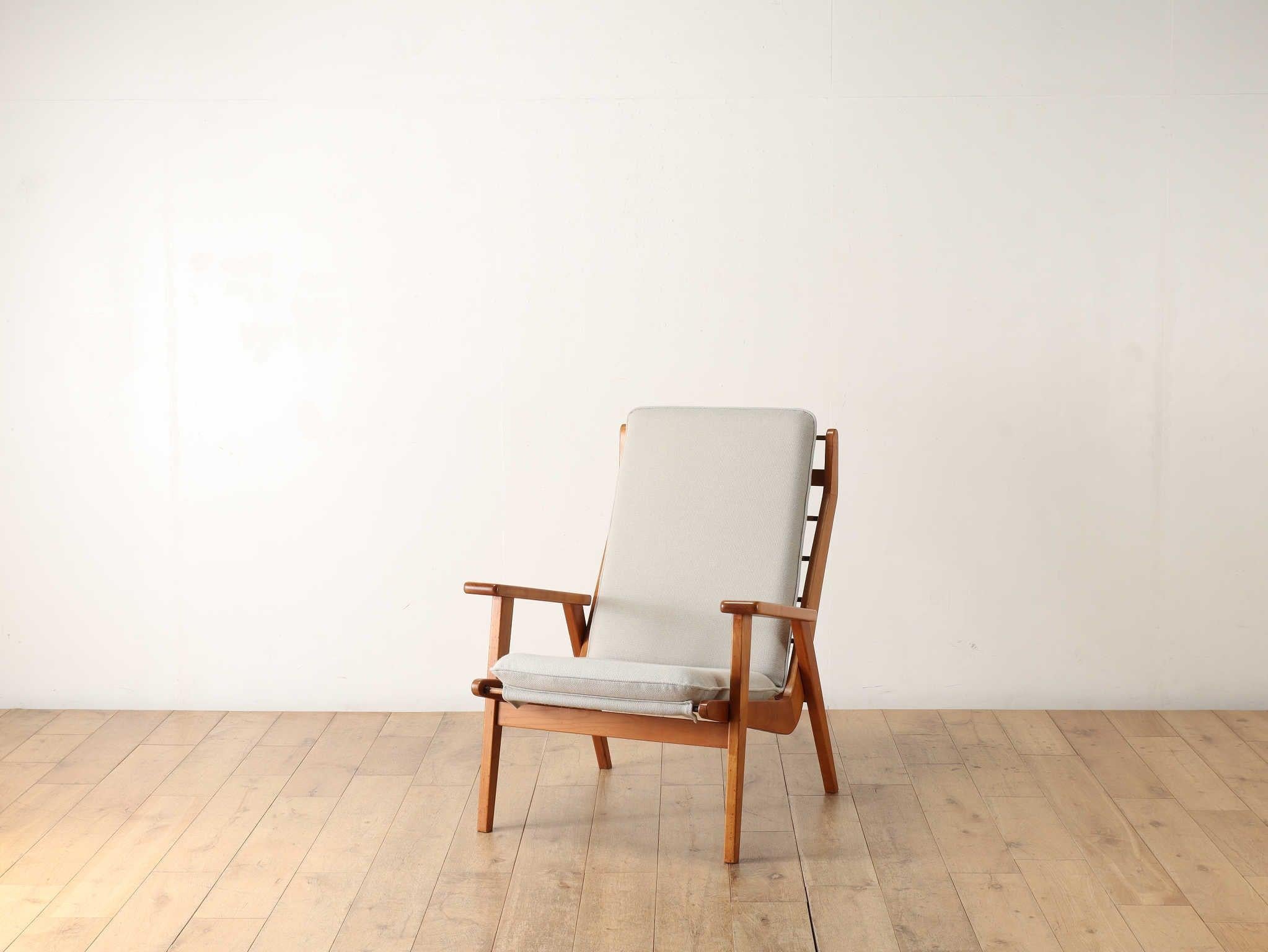 This easy chair was designed by Dutch designer Rob Parry. Rob Parry is active in a wide range of fields, including talking about the design of post boxes (PTT) in the Netherlands, and is one of the leading industrial designers of Dutch modern