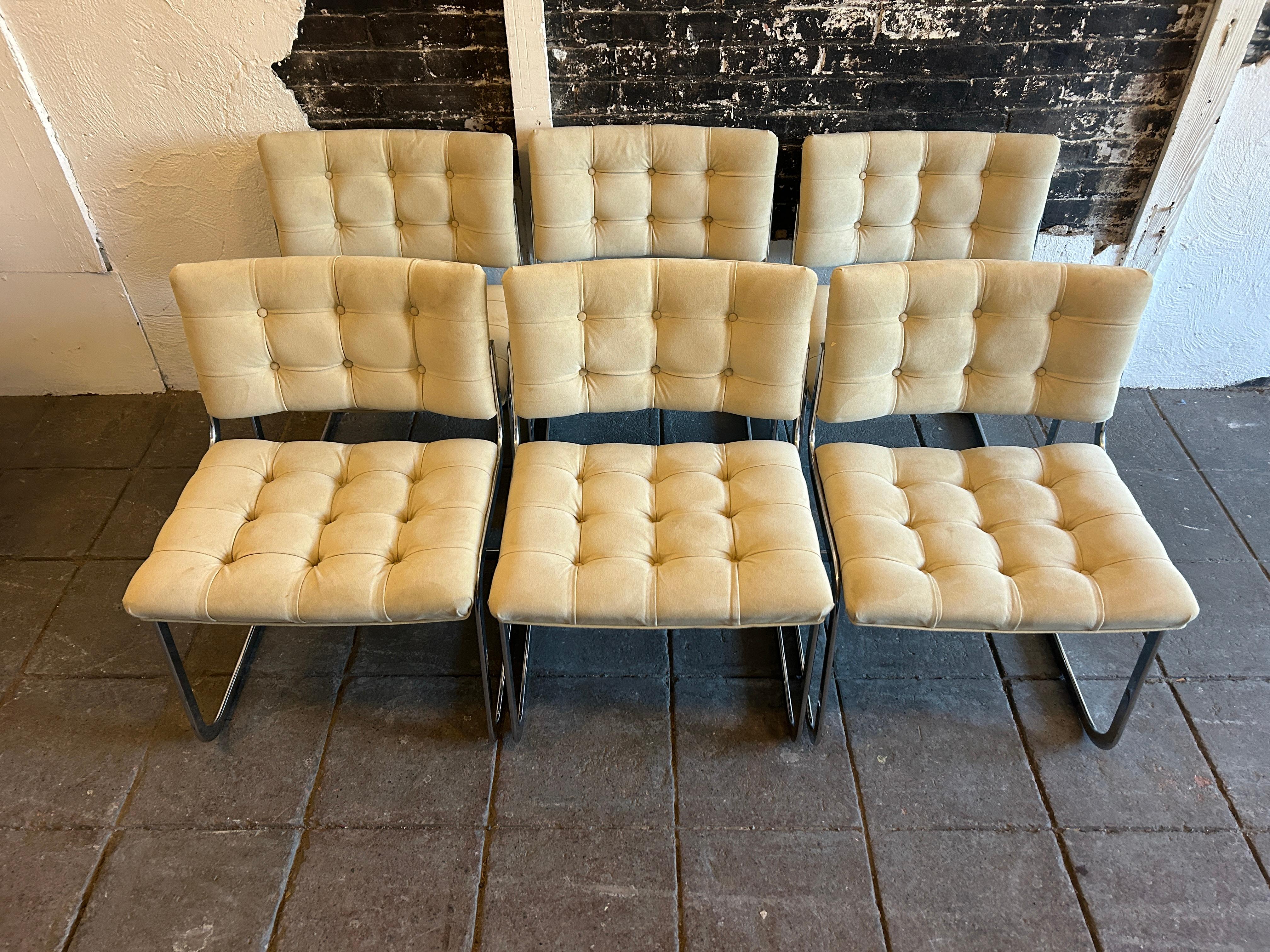 Un ensemble unique de 8 chaises RH-304 en daim/cuir, conçues par Robert Haussmann et fabriquées par Stendig De Sede. Cet ensemble a été fabriqué vers 1960. Ces chaises sont recouvertes de daim / cuir Tan clair. Les cadres en tube plat arrondi sont