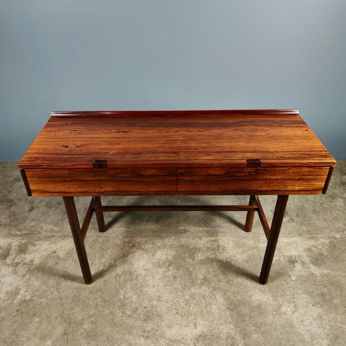Nouveau stock ✅

Mid Century Robert Heritage For Archie Shine Rosewood Console Table/Bureau Vintage Retro MCM

Fabriquée à la fin des années 1960 en Angleterre, cette fabuleuse, belle et élégante table console ou bureau d'entrée de conception