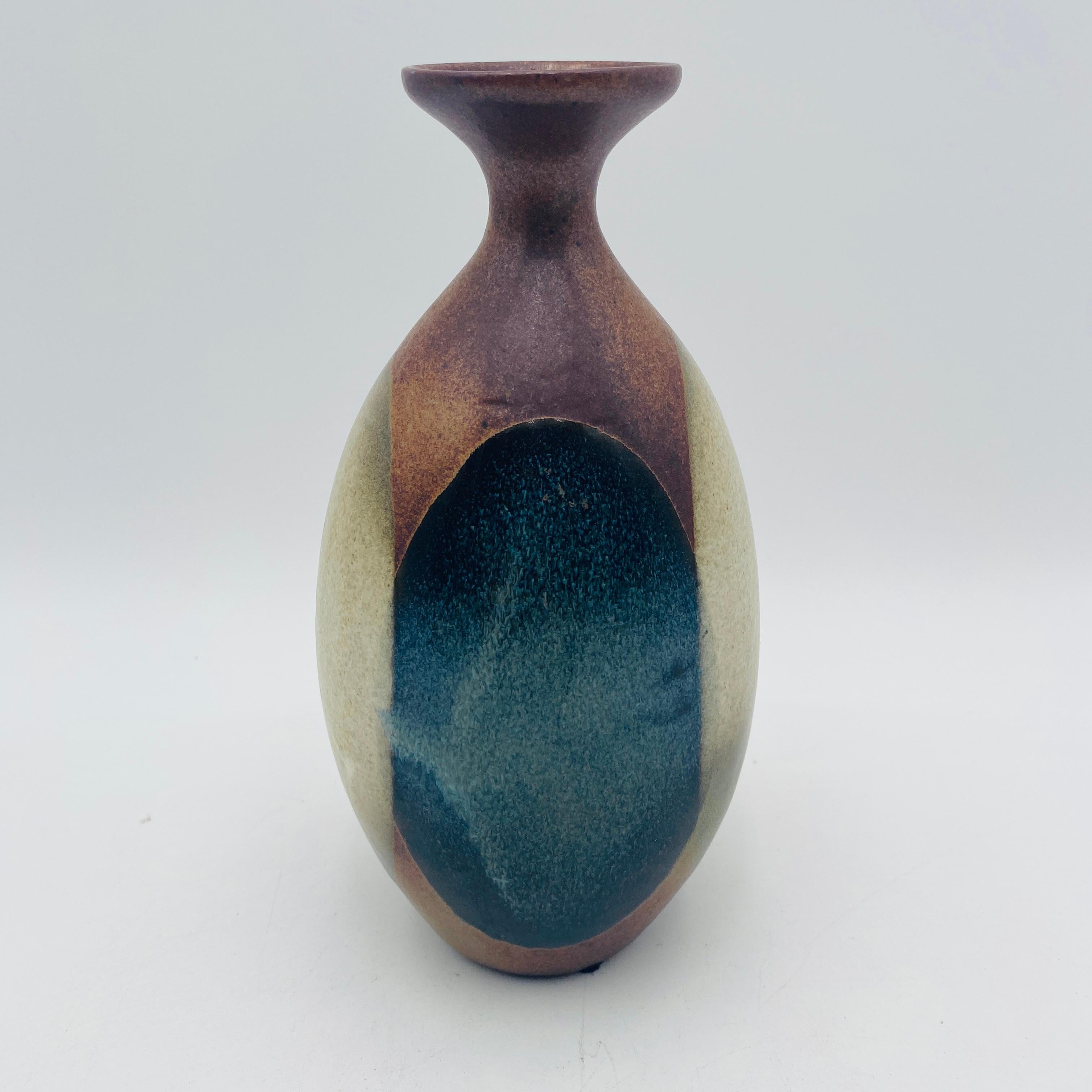 Un vaso in gres smaltato a goccia o a immersione in stile Robert Maxwell di Pottery Craft di Compton Pottery. 