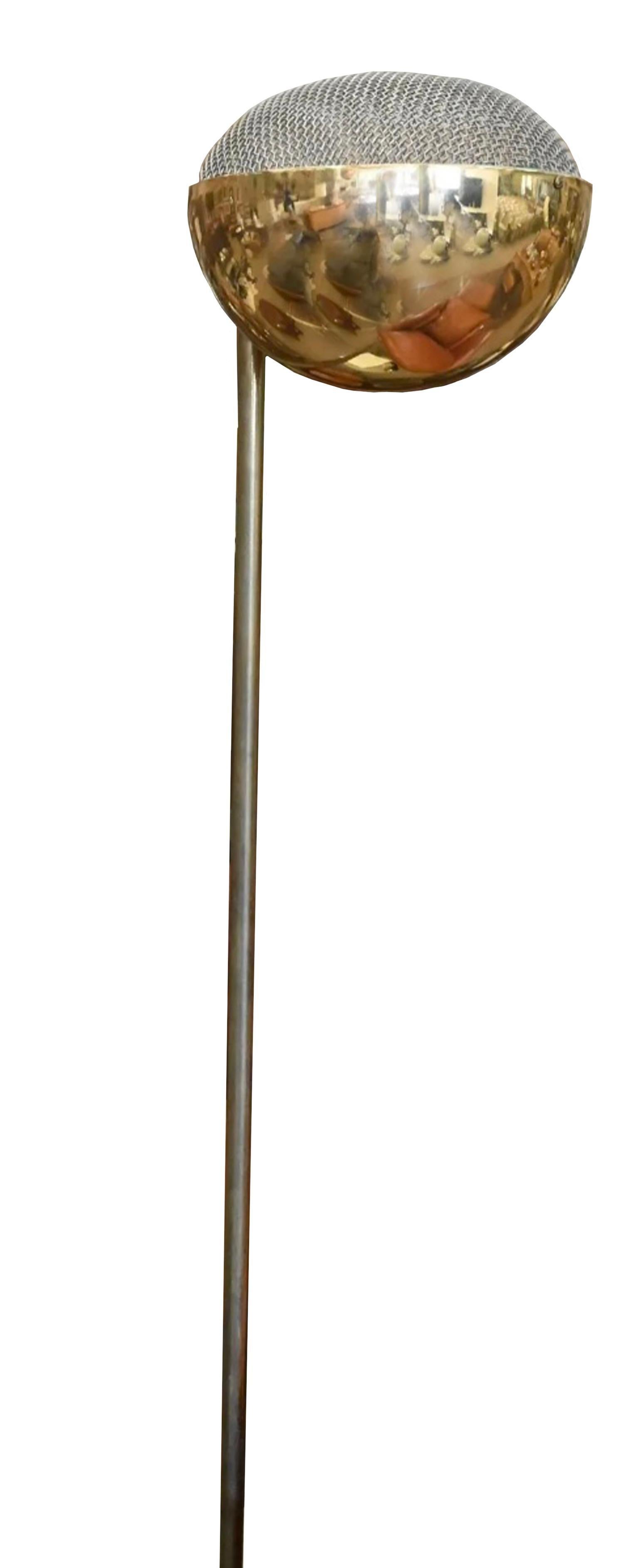 Robert Sonneman Lampadaire demi-sphère en laiton poli Mid Century avec couvercle en maille lampadaire torche haute. Ampoule standard L'éclairage est orienté vers le haut, comme indiqué sur la photo. Superbe lampadaire des années 1970. Situé à