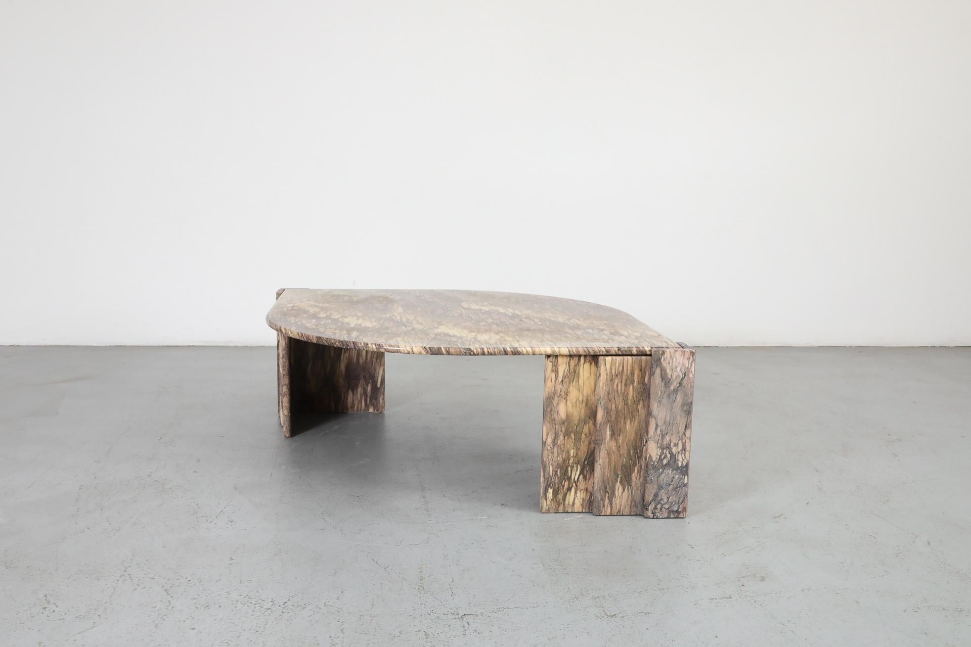 ItTable basse en quartzite de style français du milieu du siècle. Cette table remarquable a une forme élégante en œil de chat et est attribuée à Roche Bobois. Souvent confondue avec le marbre, la table est en fait composée de quartzite,  une pierre