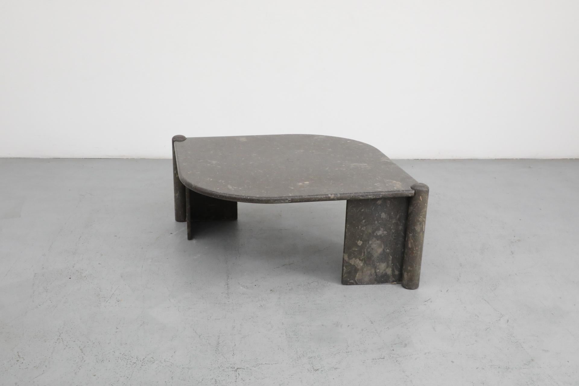 Table basse en forme d'oeil de chat en pierre naturelle polie vert-gris (marbre ou granit fin) de Roche Bobois (attr) du milieu du siècle dernier. Cette table remarquable présente un élégant design en œil de chat et est attribuée à Roche Bobois. En