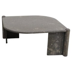 Table basse en pierre naturelle "Cat's Eye" attribuée par Roche Bobois au milieu du siècle dernier