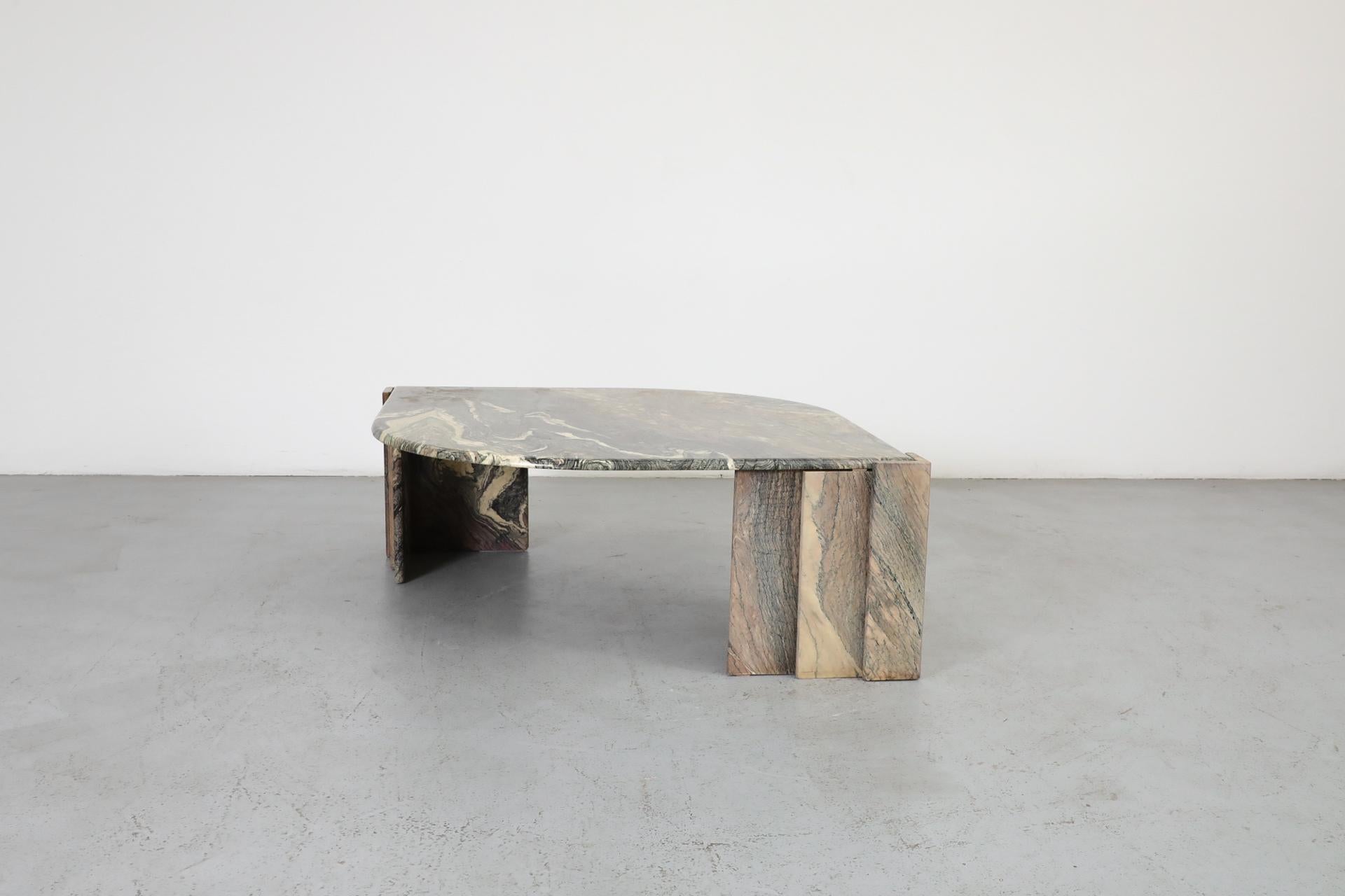 Italienischer Mid-Century Couchtisch aus Cipollino Ondulato-Marmor. Dieser auffällige Tisch mit einzigartiger, wirbelnder Marmoraderung hat ein elegantes Katzenaugen-Design und wird Roche Bobois zugeschrieben. In gutem Originalzustand mit sichtbaren