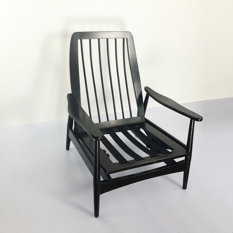 We offer this midcentury rocking chair by Silleria La Malinche, made in solid elmwood, fantastic vintage conditions, this piece is stamped by the company’s trademark: 