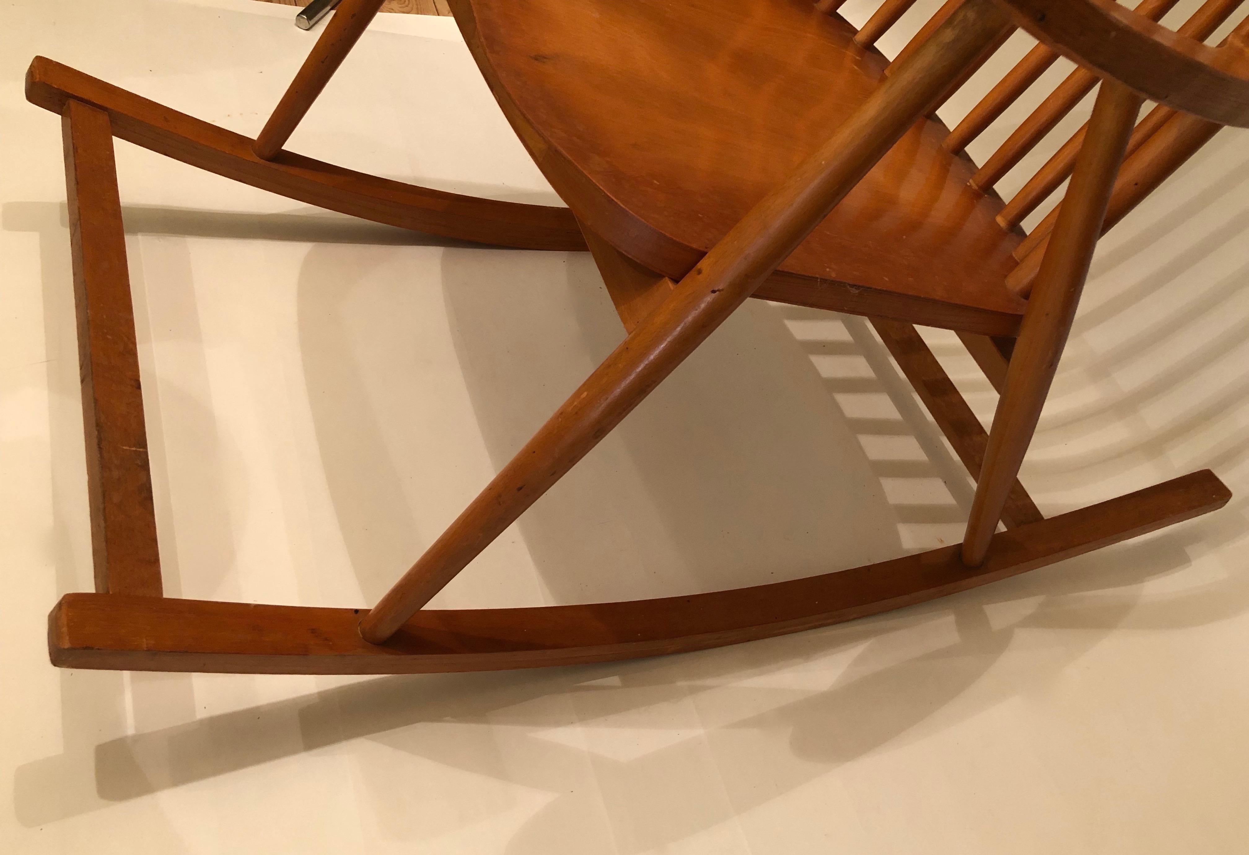 Midcentury Rocking Chair in Beechwood In Good Condition For Sale In Vienna, Austria
