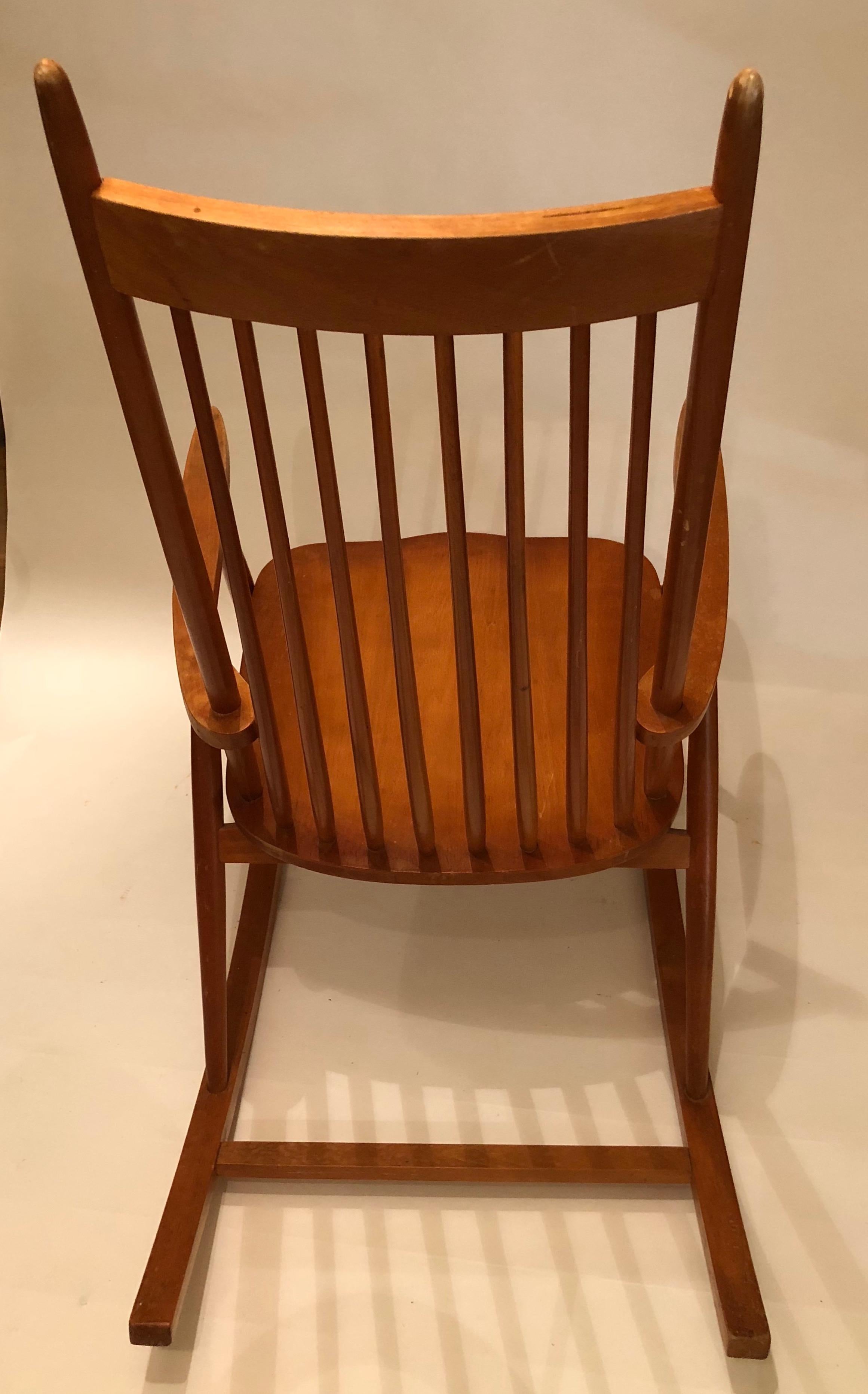 Rocking Chair aus Buchenholz aus der Mitte des Jahrhunderts im Angebot 3