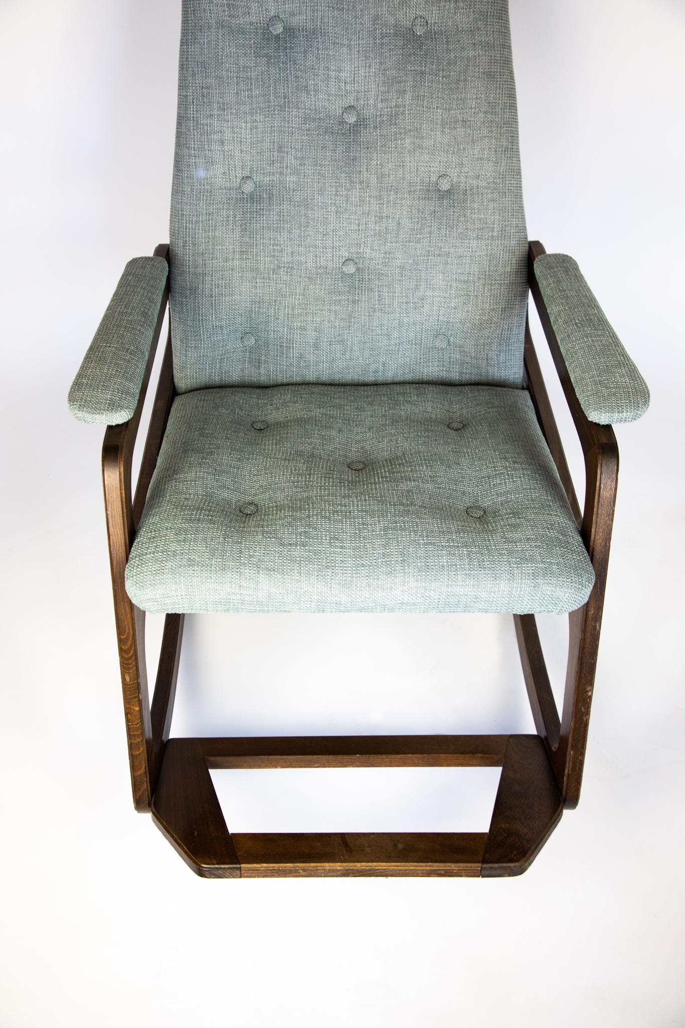  Chaise à bascule du milieu du siècle dernier en bois massif et retapissage bleu glace, Italie, années 1960 en vente 2