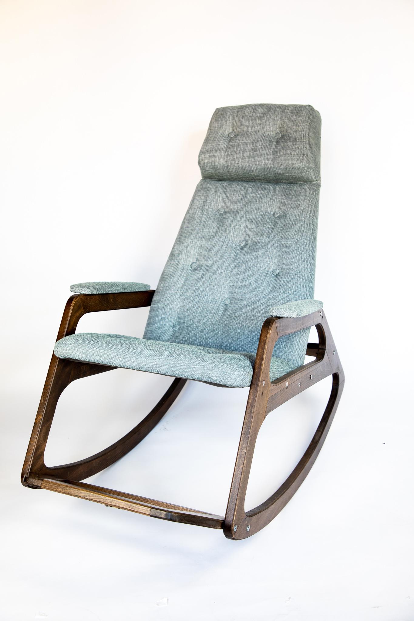 italien  Chaise à bascule du milieu du siècle dernier en bois massif et retapissage bleu glace, Italie, années 1960 en vente