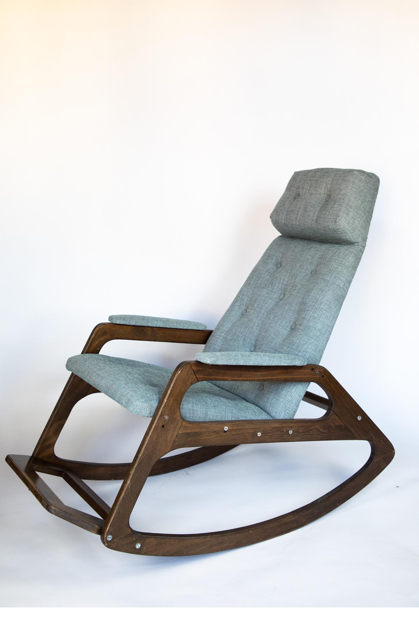 Laccato Sedia a dondolo di metà secolo in Wood massiccio e tappezzeria blu ghiaccio, Italia 1960 in vendita