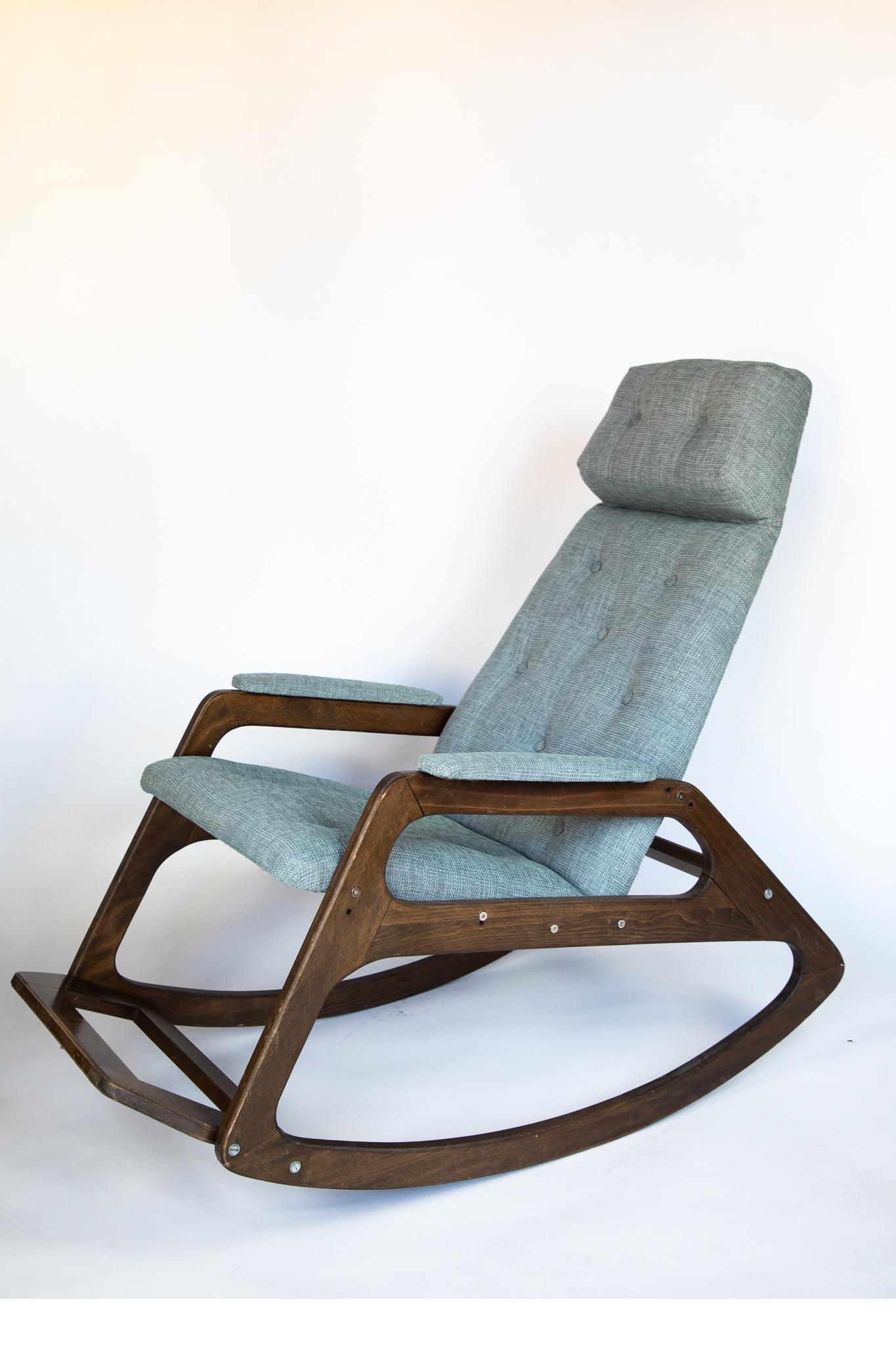 Laqué  Chaise à bascule du milieu du siècle dernier en bois massif et retapissage bleu glace, Italie, années 1960 en vente