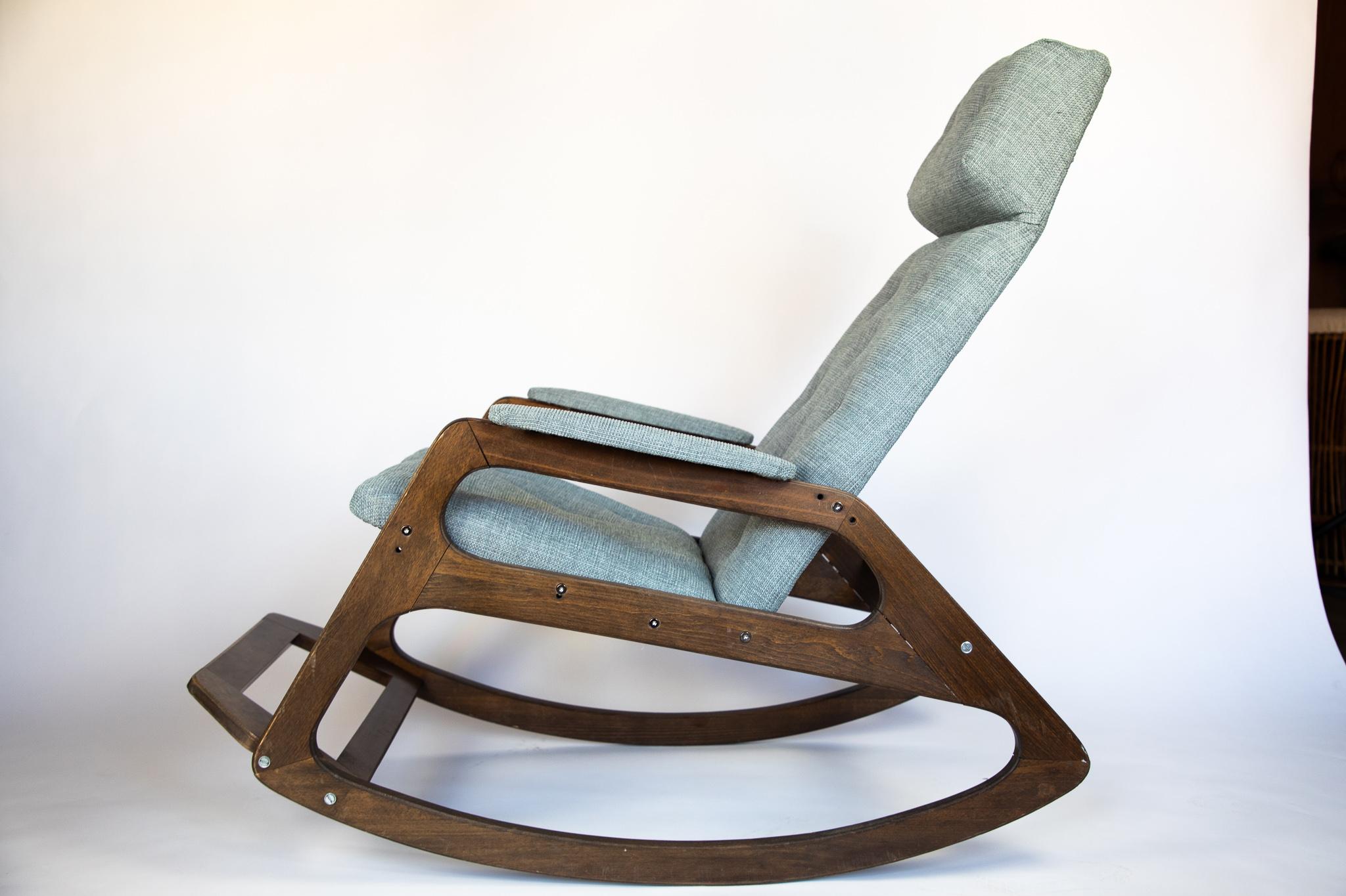 Sedia a dondolo di metà secolo in Wood massiccio e tappezzeria blu ghiaccio, Italia 1960 In condizioni buone in vendita a Vienna, AT