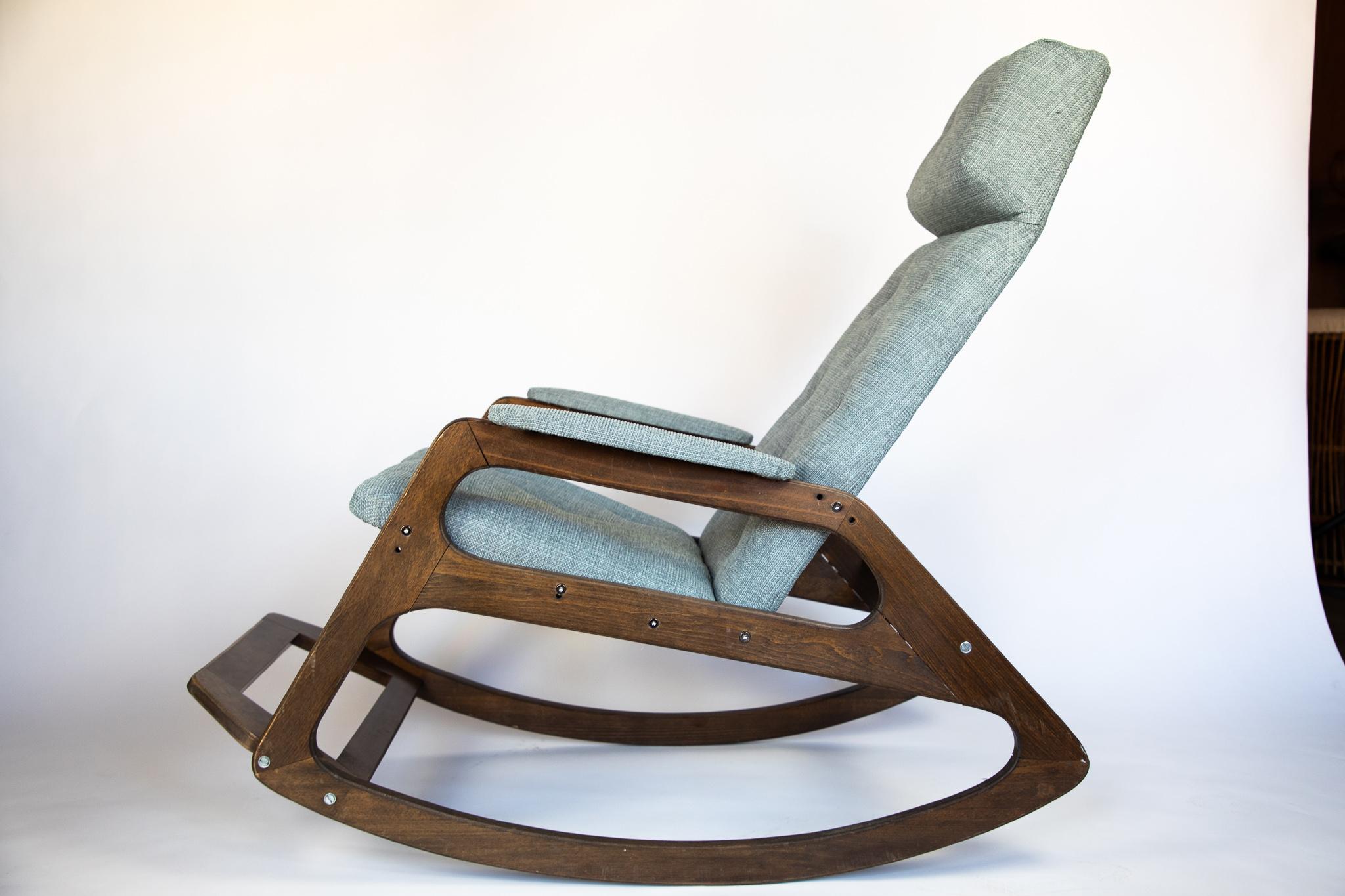  Chaise à bascule du milieu du siècle dernier en bois massif et retapissage bleu glace, Italie, années 1960 Bon état - En vente à Vienna, AT