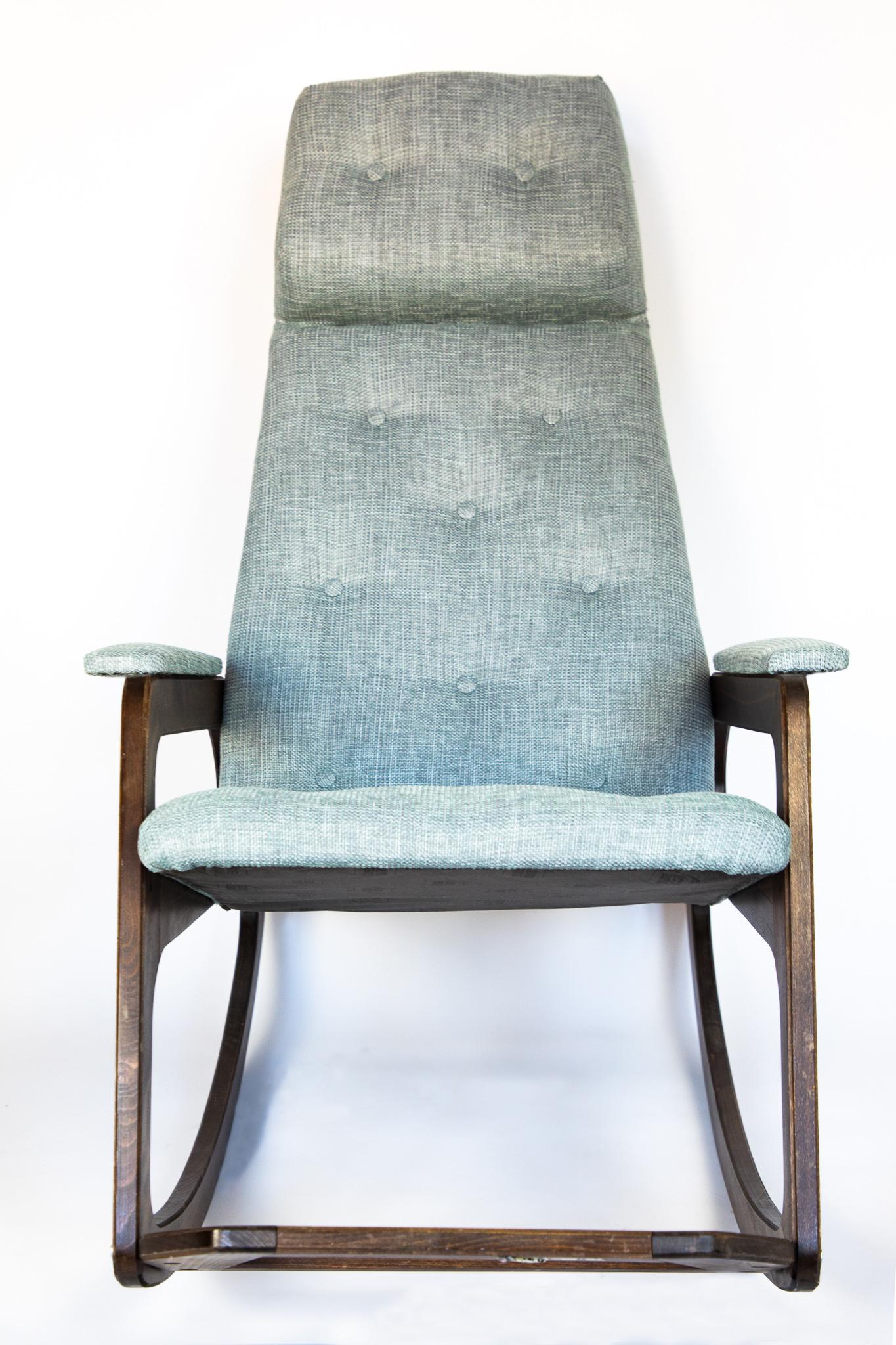 Tissu d'ameublement  Chaise à bascule du milieu du siècle dernier en bois massif et retapissage bleu glace, Italie, années 1960 en vente