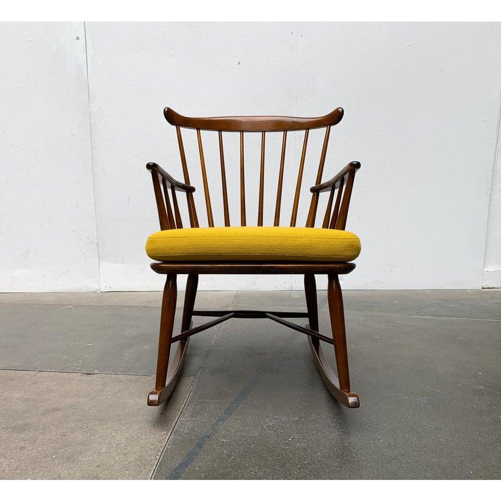 Fauteuil à bascule en filigrane du fabricant danois FDB Møbler d'après un design de Børge Mogensen des années 1960.

Le cadre filigrane est conçu en noyer. Le dossier est profilé et dissous dans des rayons. Les rayons s'étendent vers l'avant et