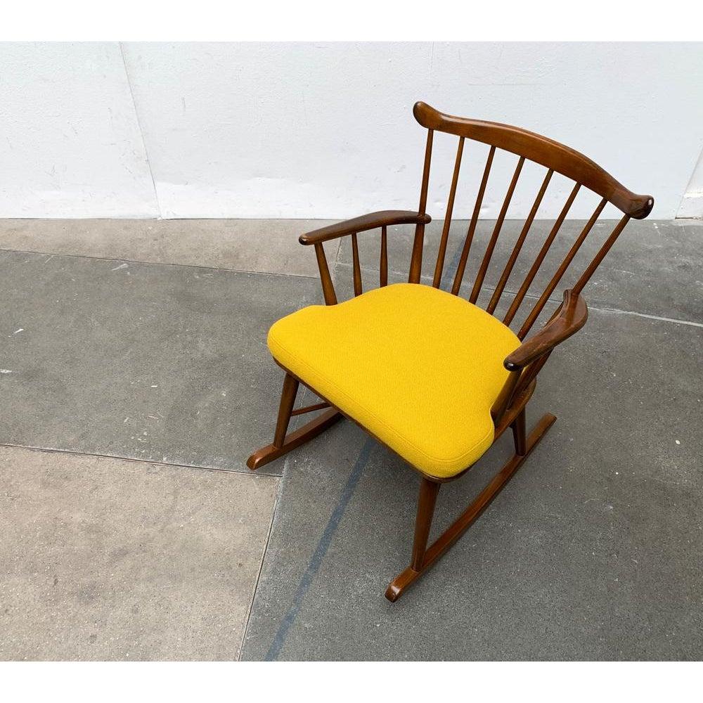 Fauteuil à bascule du milieu du siècle avec nouveau coussin Kvadrat par Børge Mogensen, années 1960 Excellent état - En vente à Hamburg, DE