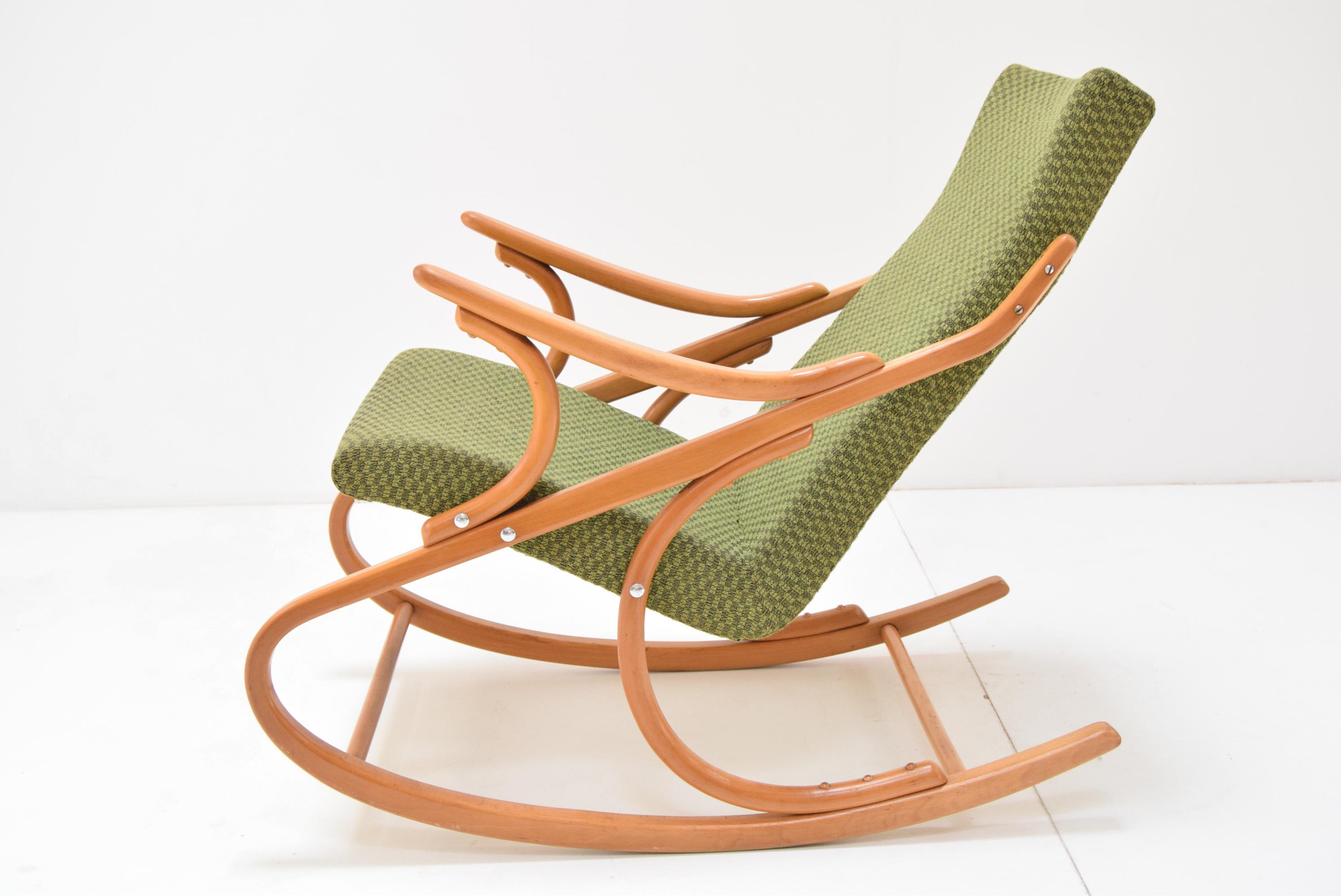 Mid-Century Modern Fauteuil à bascule du milieu du siècle, par TON, années 1970 en vente