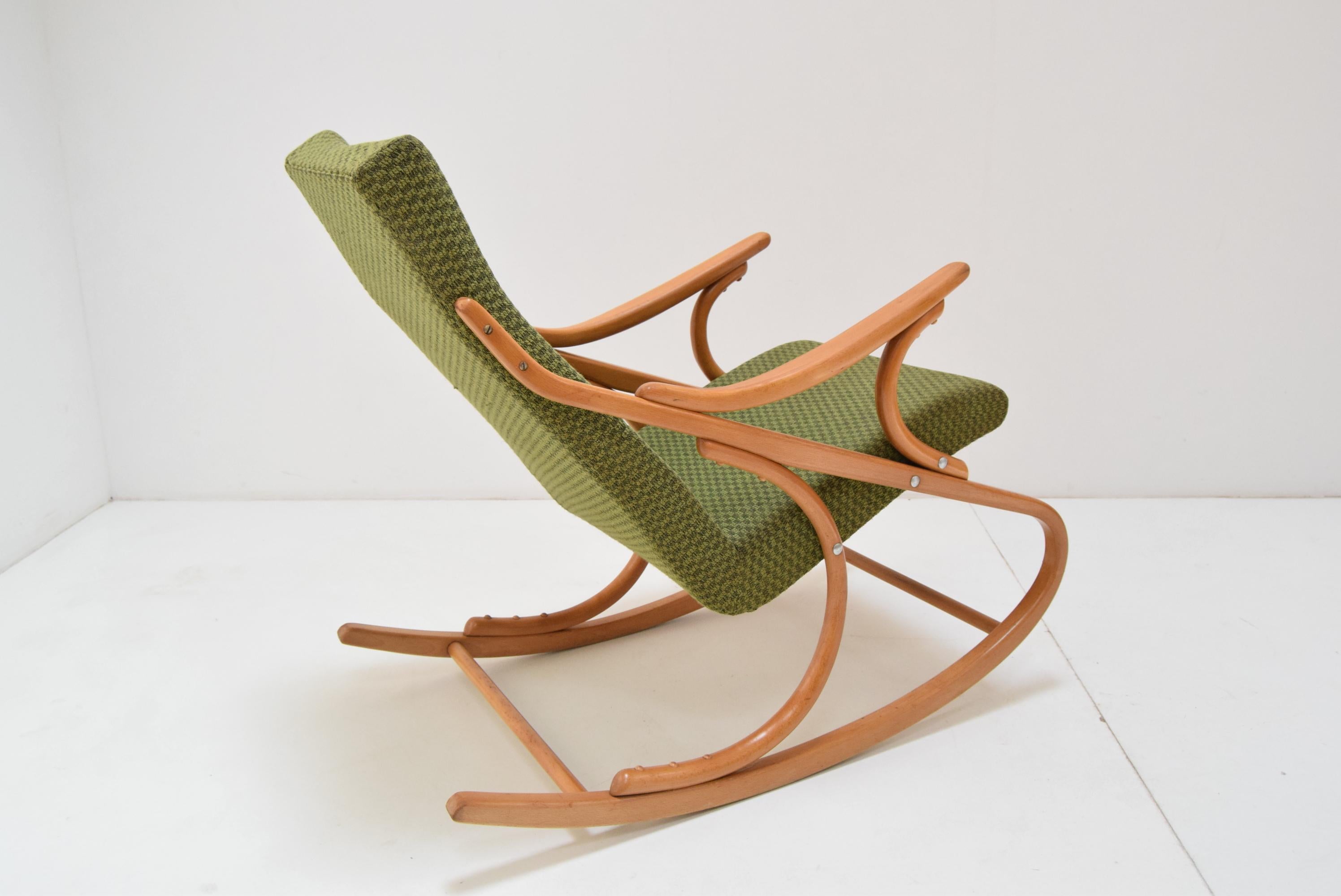 Fauteuil à bascule du milieu du siècle, par TON, années 1970 Bon état - En vente à Praha, CZ