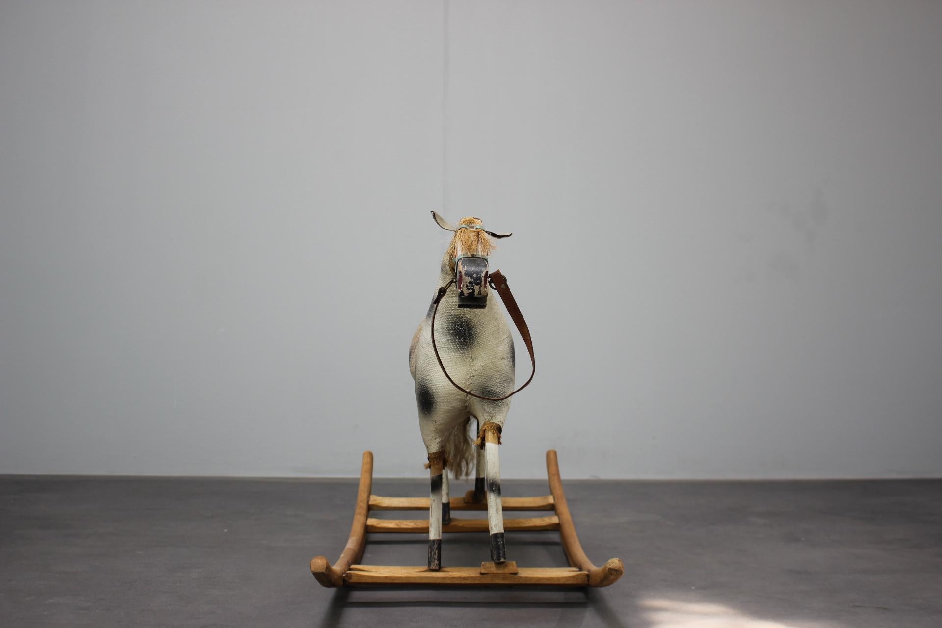- Cheval à bascule du milieu du siècle, années 1960, Tchécoslovaquie,
- en bois et en plastique,
- présente des signes d'usure et d'ancienneté (rayures, etc.),
- en bon état d'origine.
