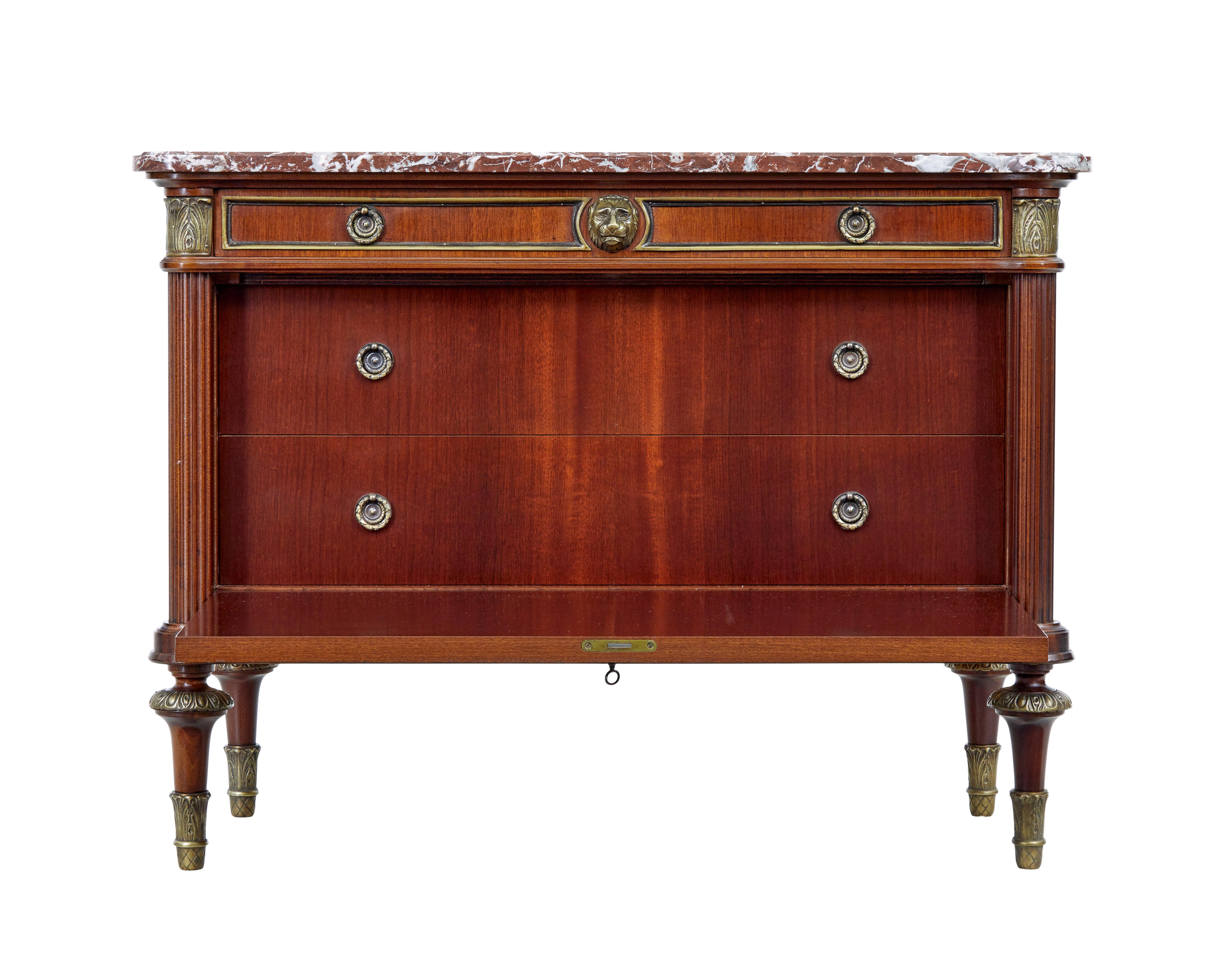 Cómoda con tapa de mármol, caoba y ormolina de la década de 1960.

Un solo cajón bajo la encimera, con un frente abatible que oculta 2 cajones empotrados. Decoración de ormolu y latón bellamente aplicada. Columnas estriadas a los lados.

La encimera