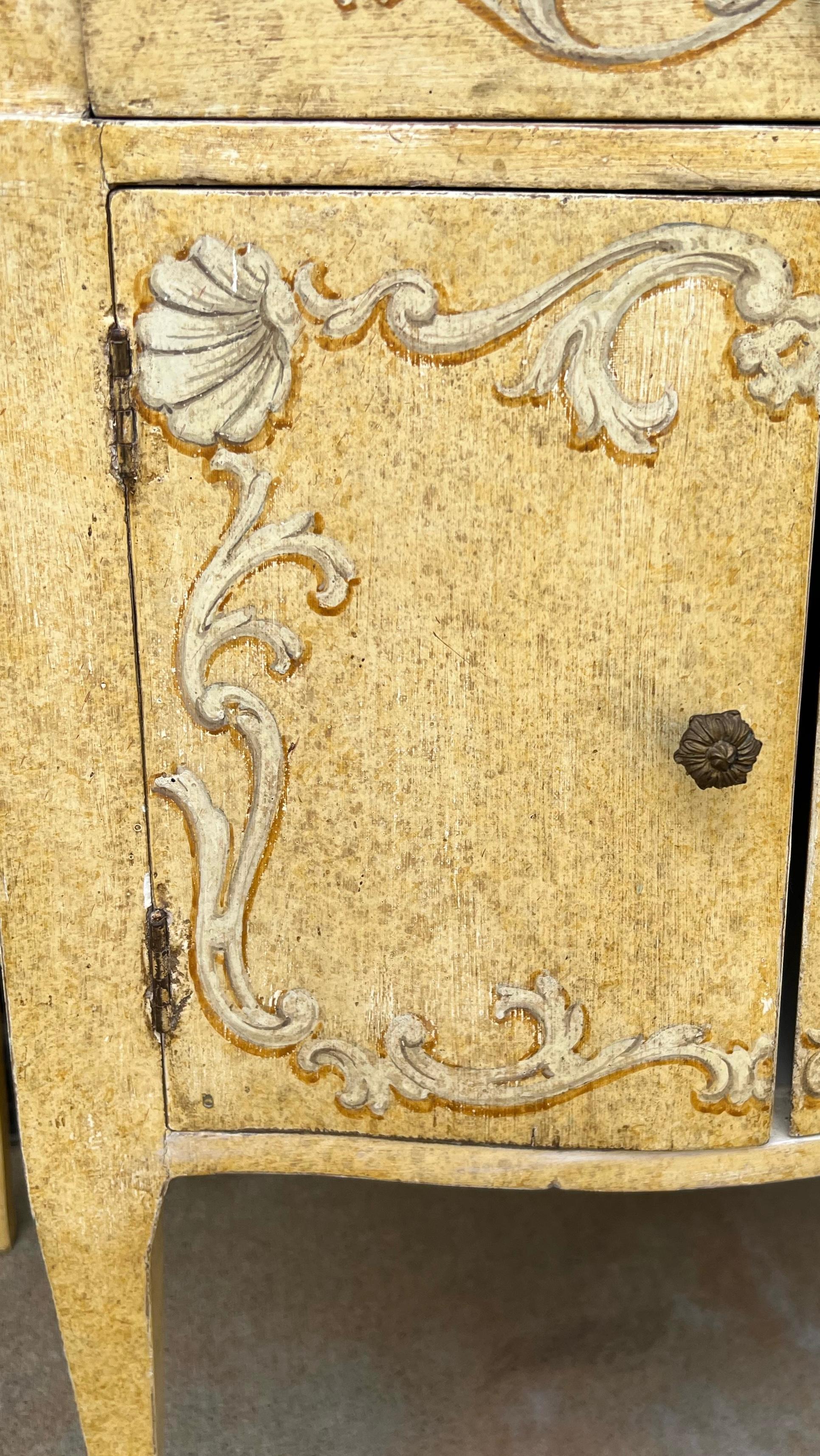 Paire d'armoires vénitiennes italiennes peintes à la main de style rococo du milieu du siècle dernier en vente 6