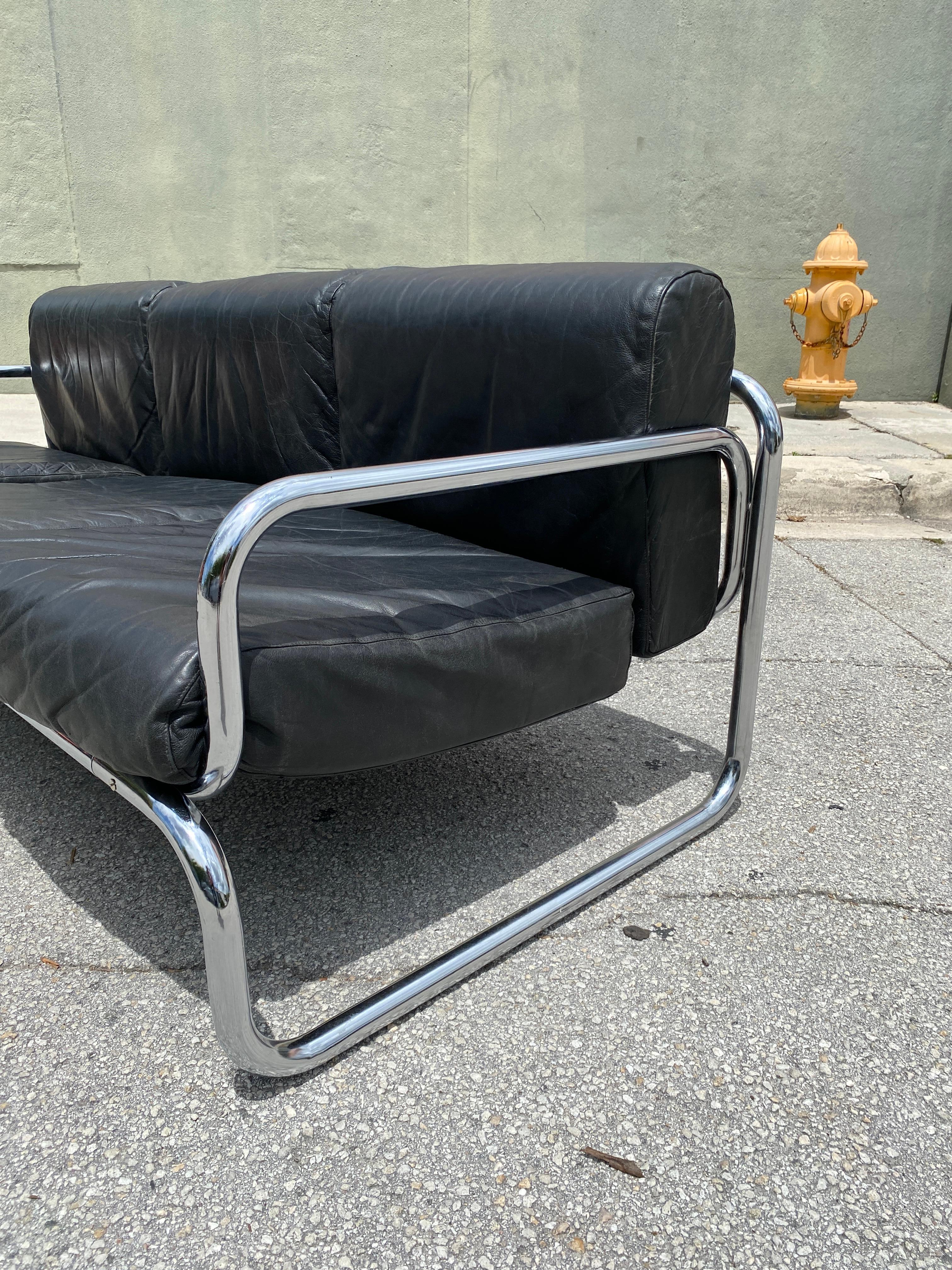 Mid century Rodney Kinsman ‘T Range’ three seater sofa for OMK with black hide seat cushions and chrome tubular frame. Circa 1960s.

Measures: 72.5