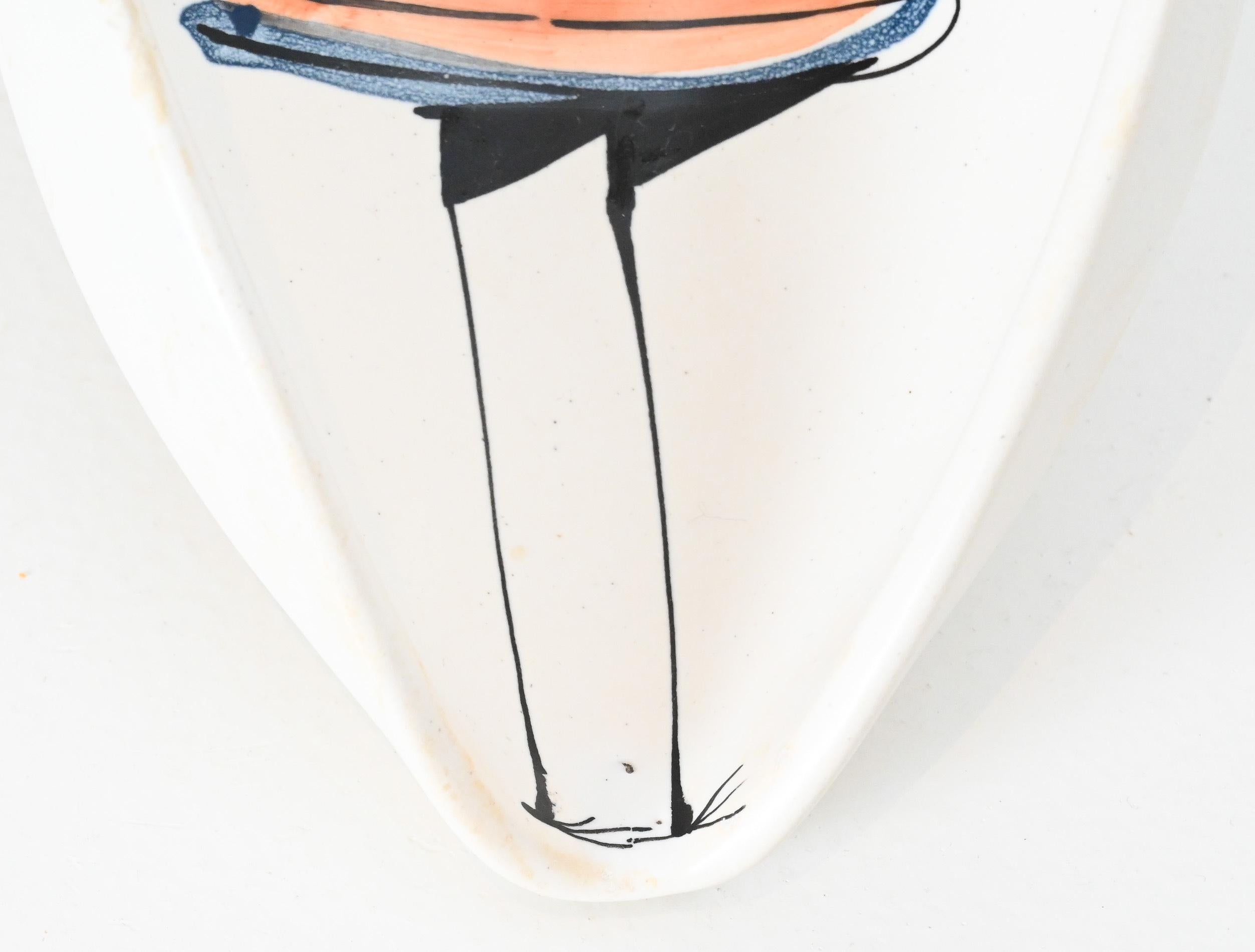 Oval shaped vide poche by Roger Capron decorated to the interior with a bird in colours, supported by three feet. Signed ” Capron – Vallauris C” to the underside. France circa 1955