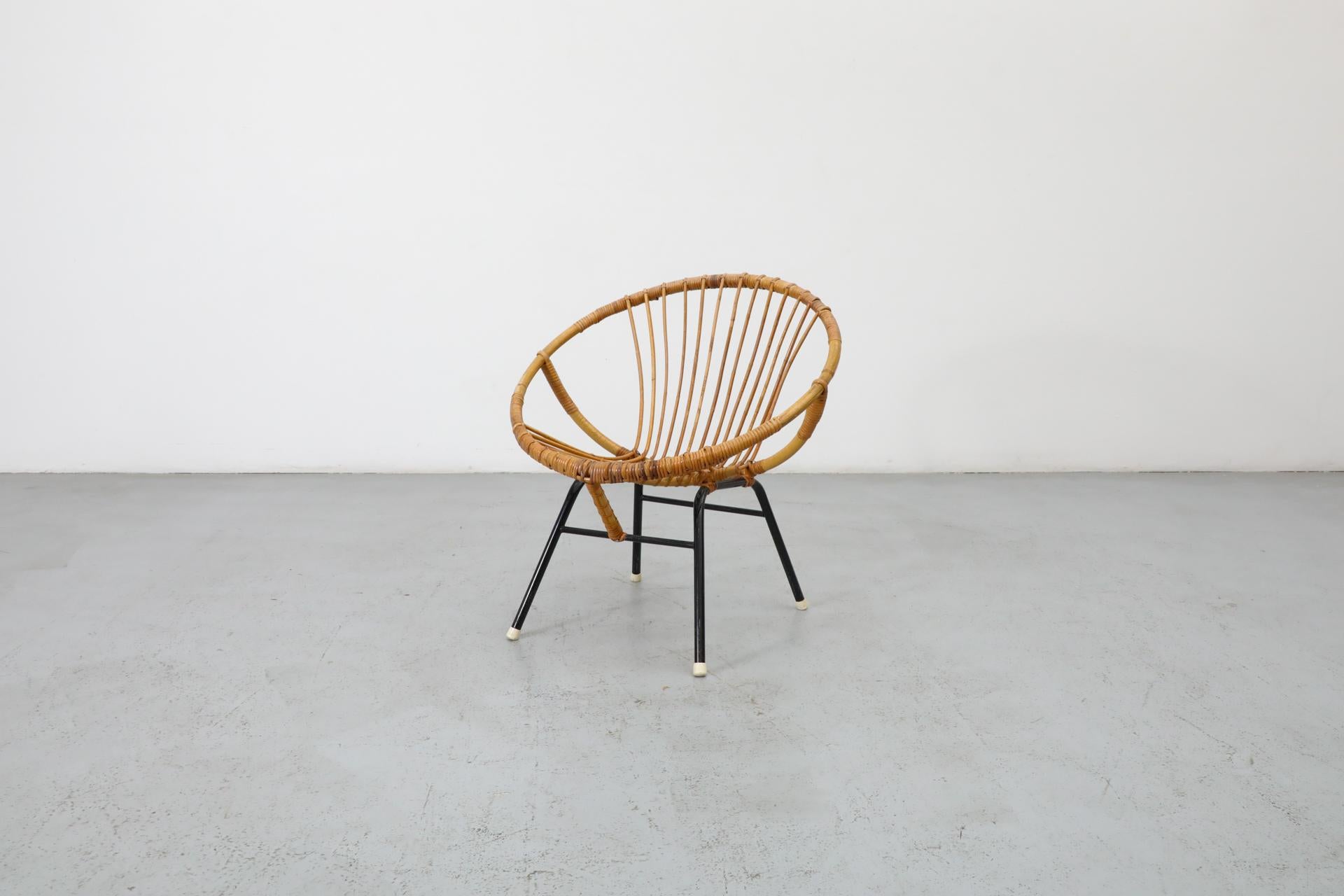 Sedia da salotto a cerchio in bambù di metà secolo Rohe Noordwolde (attr). In condizioni originali con alcuni segni di usura dovuti all'età e all'uso. Altre sedie lounge a cerchio simili sono disponibili e quotate separatamente (si prega di