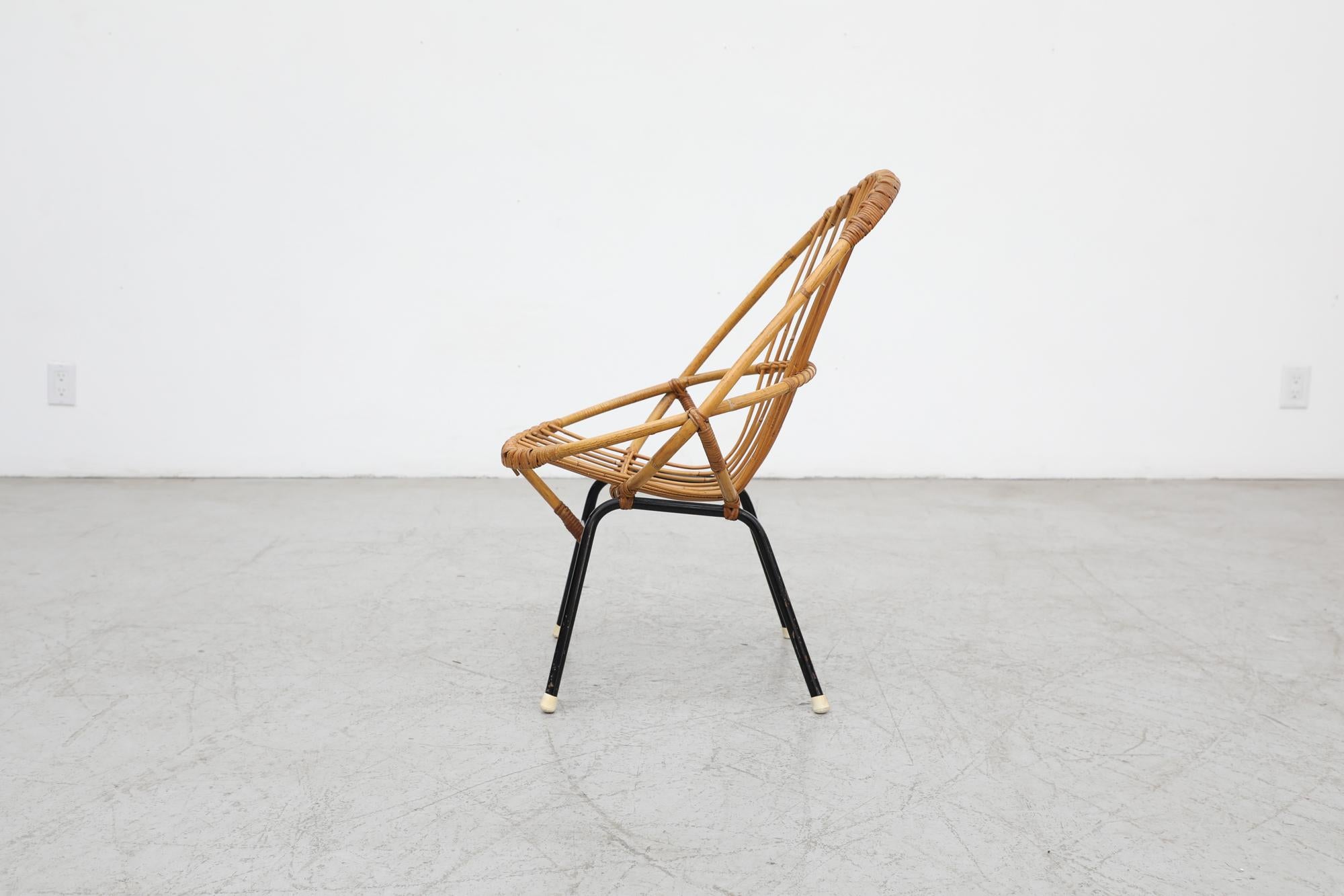 Mignonne petite chaise en bambou du milieu du siècle par Rohe Noordwolde sur un cadre en métal émaillé noir avec des embouts de pieds blancs. En état d'origine avec une usure visible comprenant quelques éclats et rayures. L'usure est conforme à son
