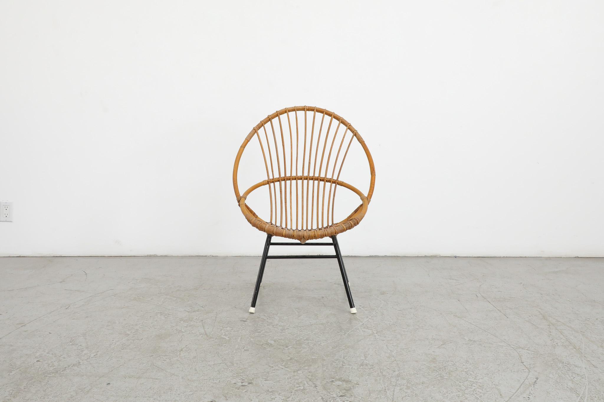 Single Mid-Century bamboo hoop chair by Rohe Noordwolde with Black enameled frame and white foot caps. In original condition with some visible wear and scratches consistent with its age and use. Perfect for outdoors under a dry protected and covered
