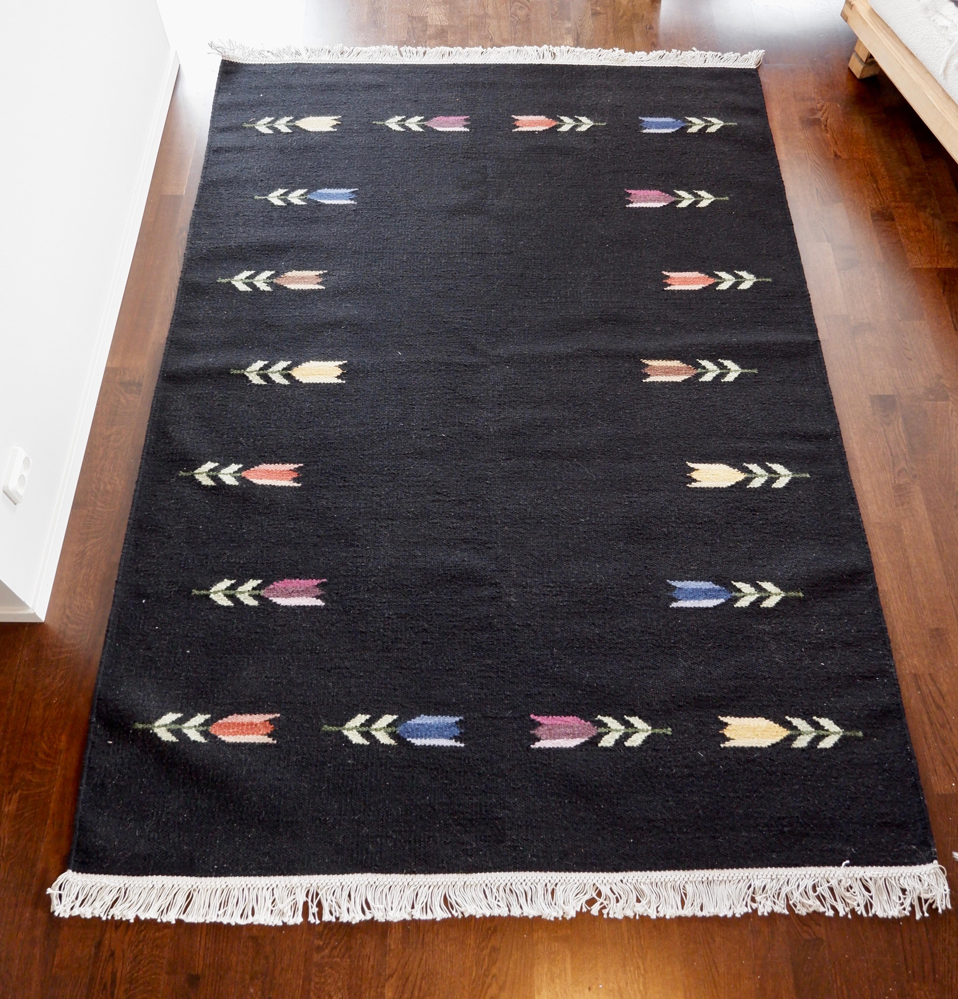 Typical Röllakan rug made in Sweden during the 20th century. The rug gets the typical characteristic of the Sweden Röllakan with flower shapes. The rug is massive, over 240 cm in length, and it's fully made in wool. No stains or damages.