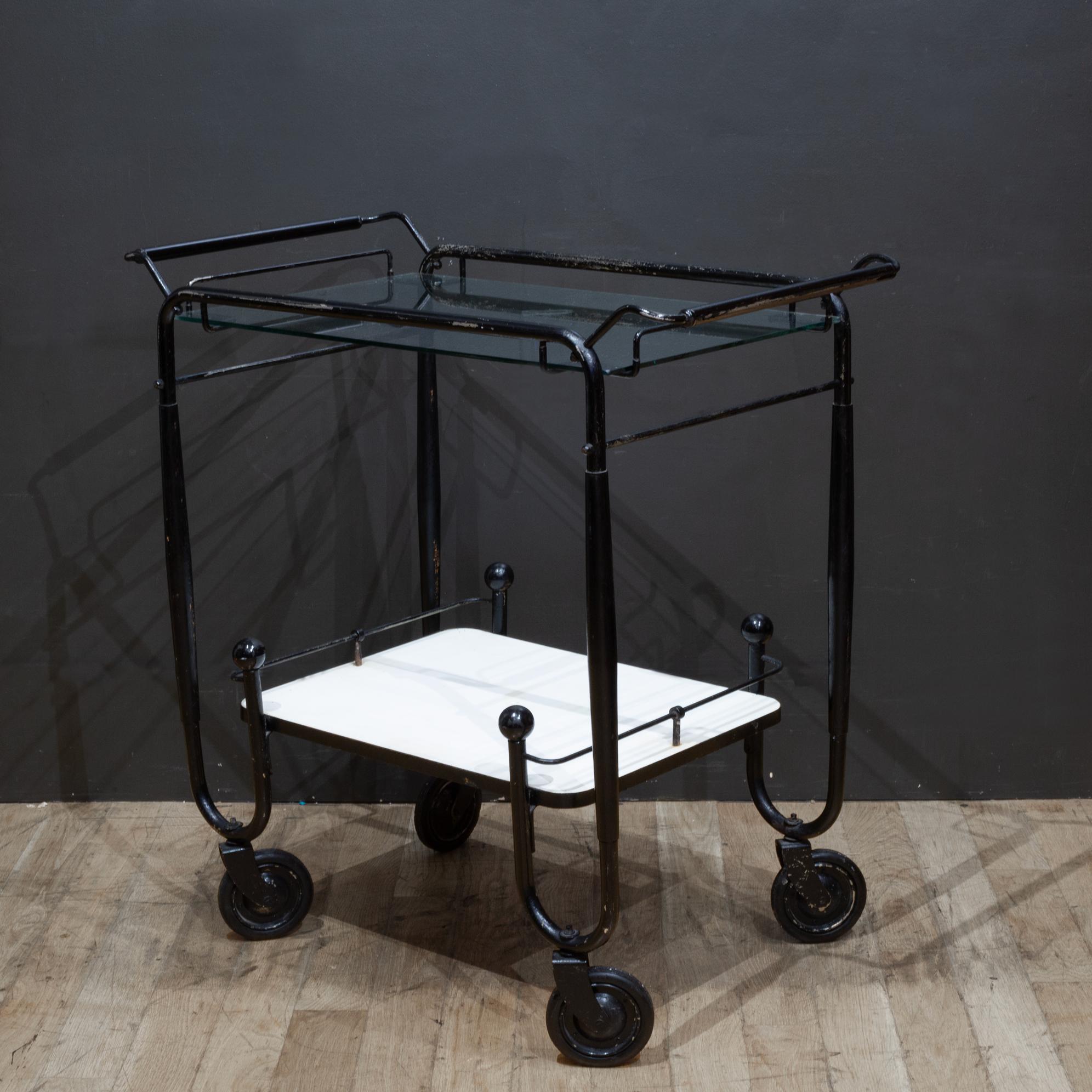 ÜBER

Rollbarer Barwagen aus der Mitte des Jahrhunderts mit oberer Glasablage und unterer Formica-Ablage. 

    SCHÖPFER Unbekannt.
    HERSTELLUNGSDATUM ca. 1950-1960.
    MATERIALIEN UND TECHNIKEN Metall, Glas, Formica. 
    ZUSTAND Gut. Alters-