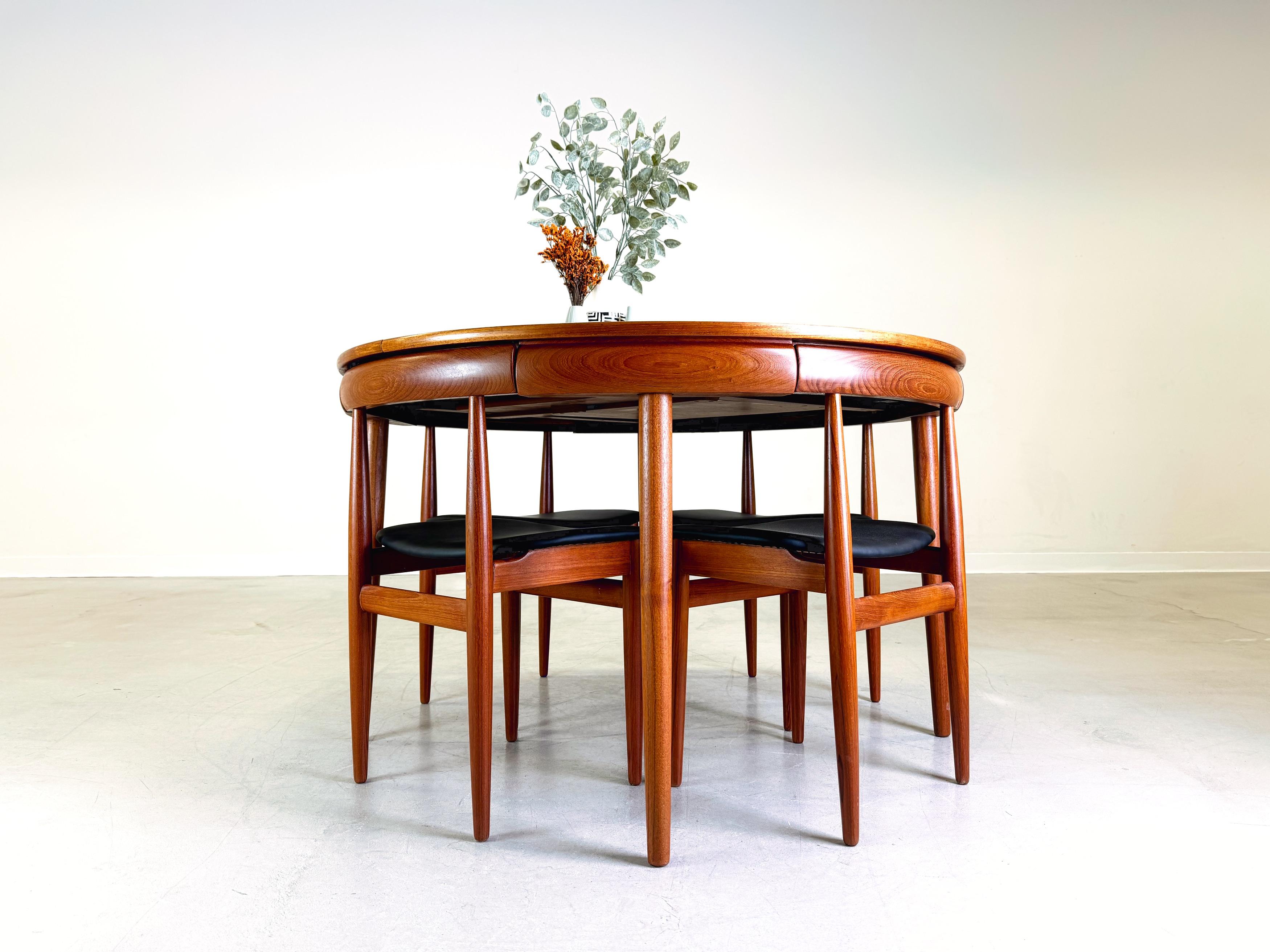 Wir bieten ein wunderschönes Rondette/ Esstischset von Frem Rojle zum Verkauf an. Das Design stammt von Hans Olsen und erfreut sich bis heute großer Beliebtheit. Das schlicht gemaserte und für den Mid-Century-Stil typische Teakholz lässt sich auch