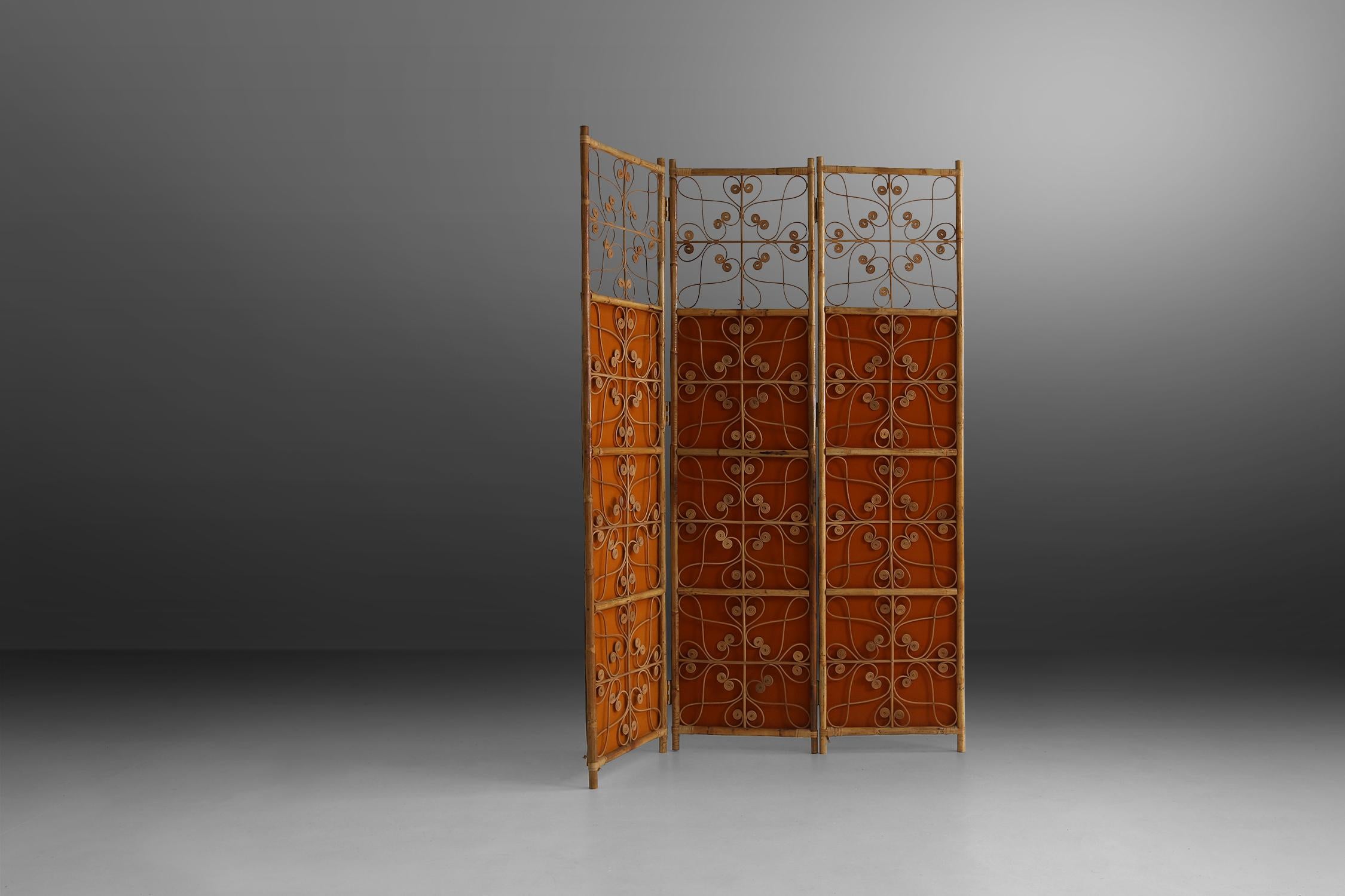 Mid-century room divider made in the 1970. made of rattan wood and orange fabric.
Has some small errors on the rattan.
Width: 45 cm - 135 cm.